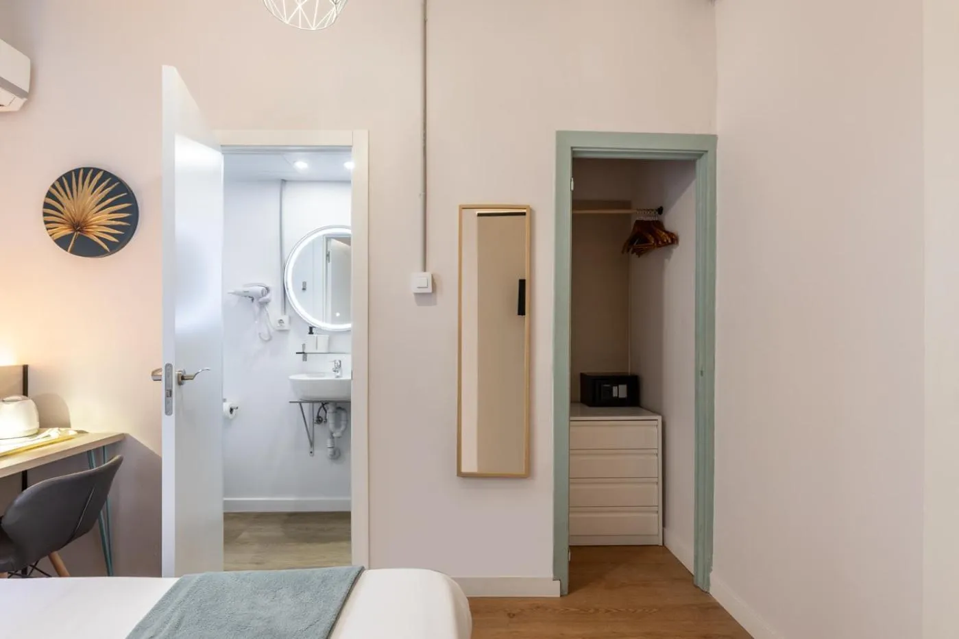 Bathroom in Regina Selfcheck-in Smart Rooms