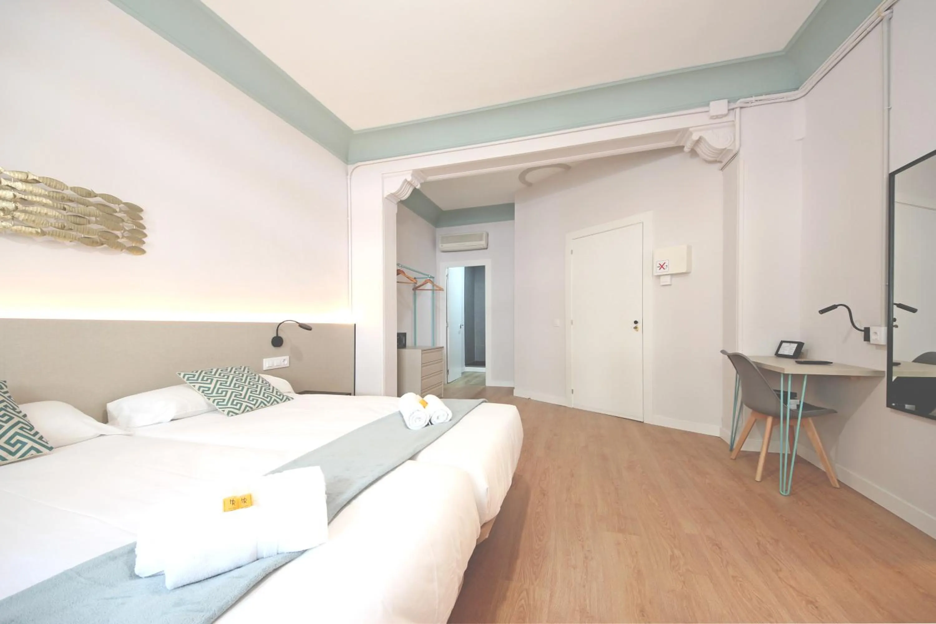 Photo of the whole room, Bed in Regina Selfcheck-in Smart Rooms