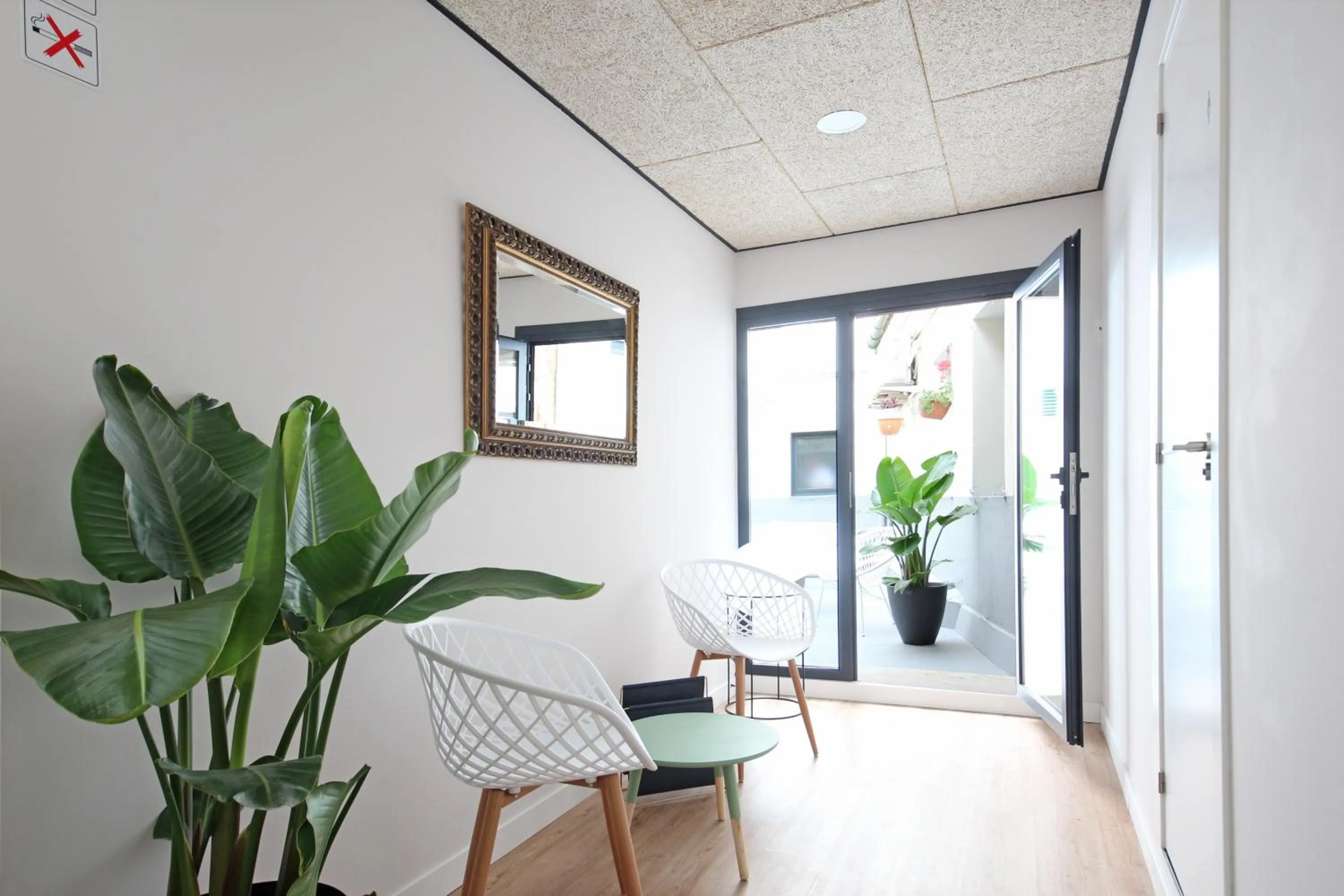 Patio in Regina Selfcheck-in Smart Rooms