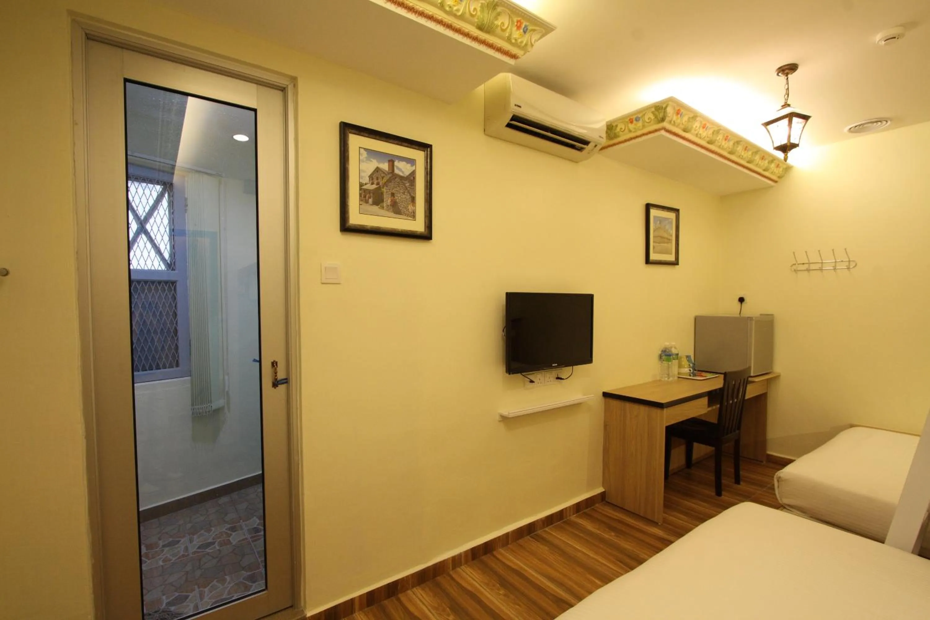 Photo of the whole room, Bed in Shamrock Guest House II