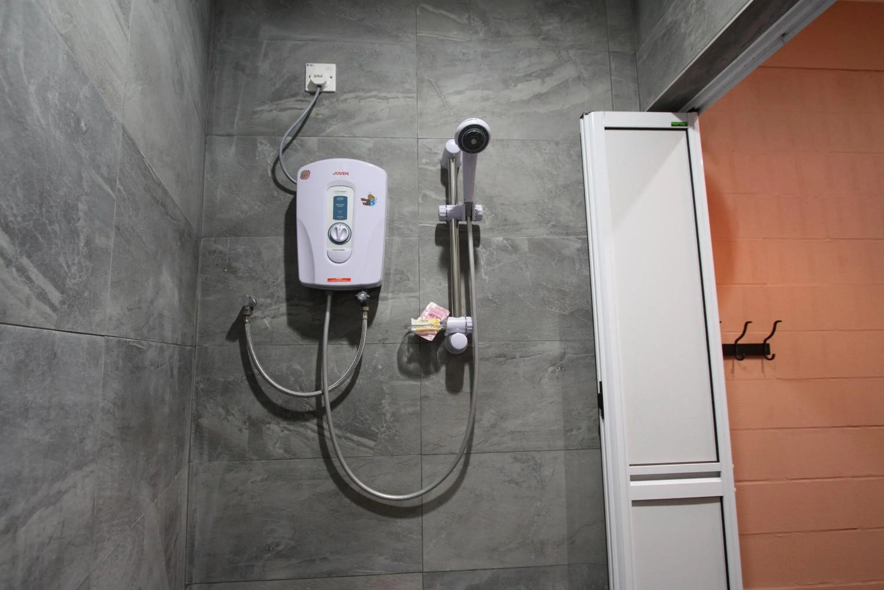 Shower in Shamrock Guest House II