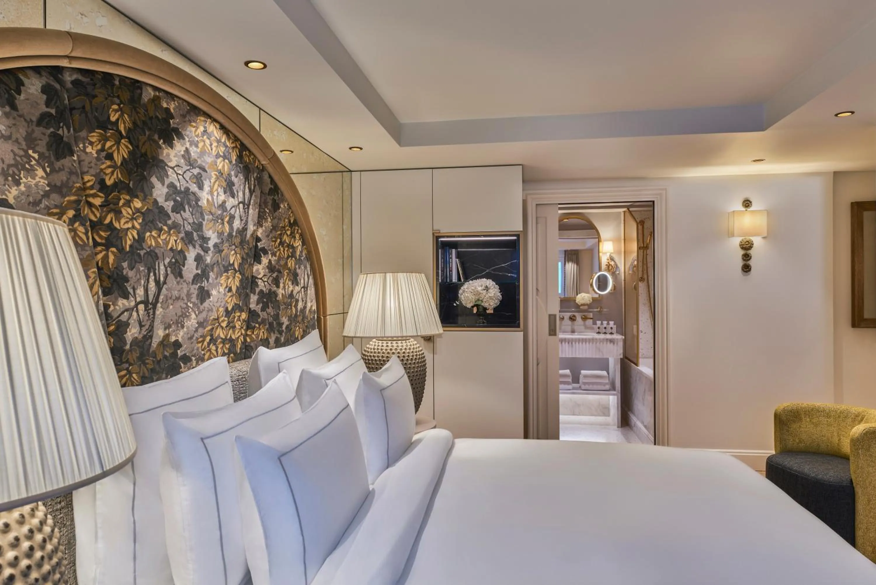 Photo of the whole room, Bed in Maison Barrière Vendôme