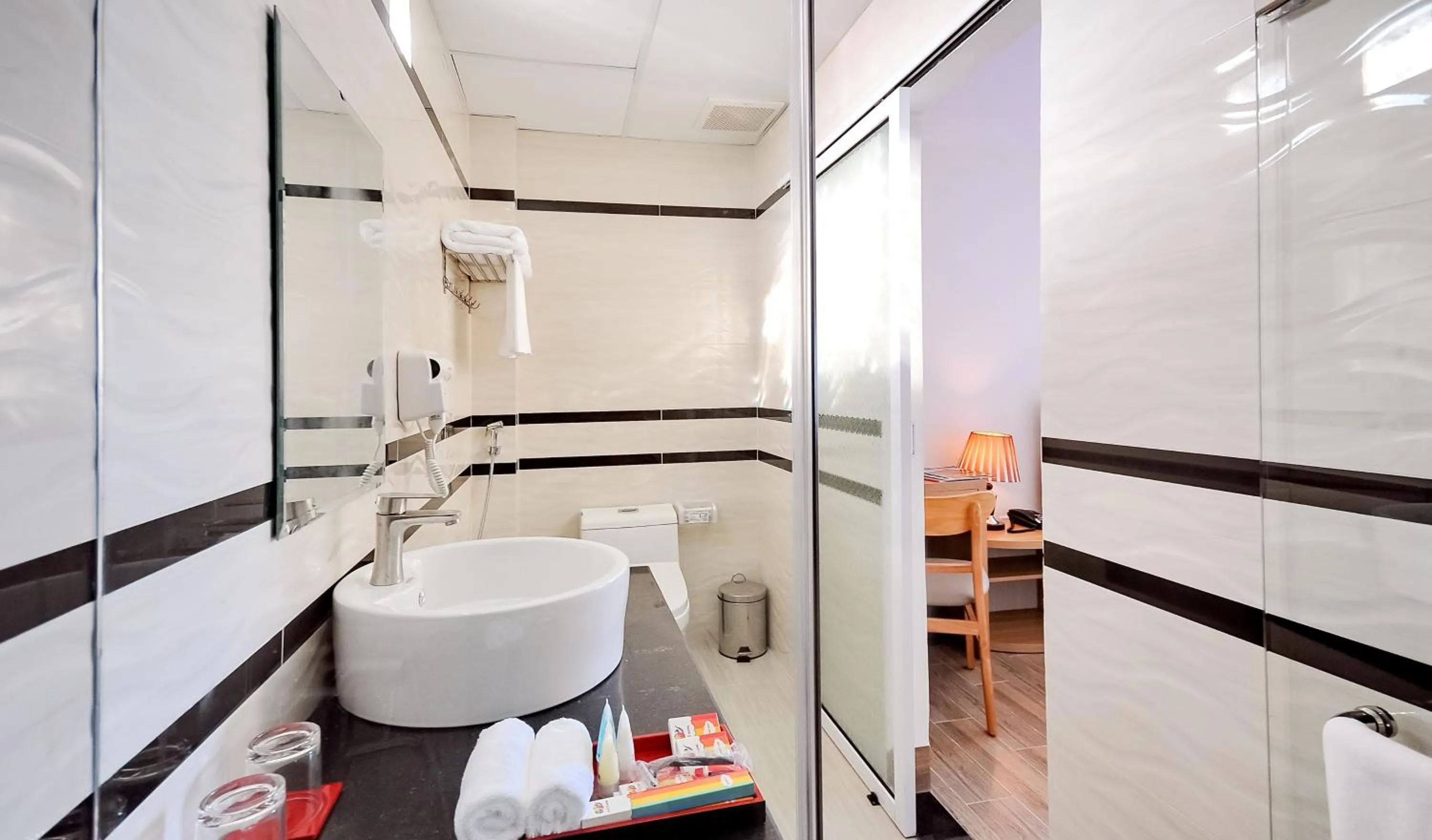 Shower in May Ngu Sac - Iridescent Clouds Hotel