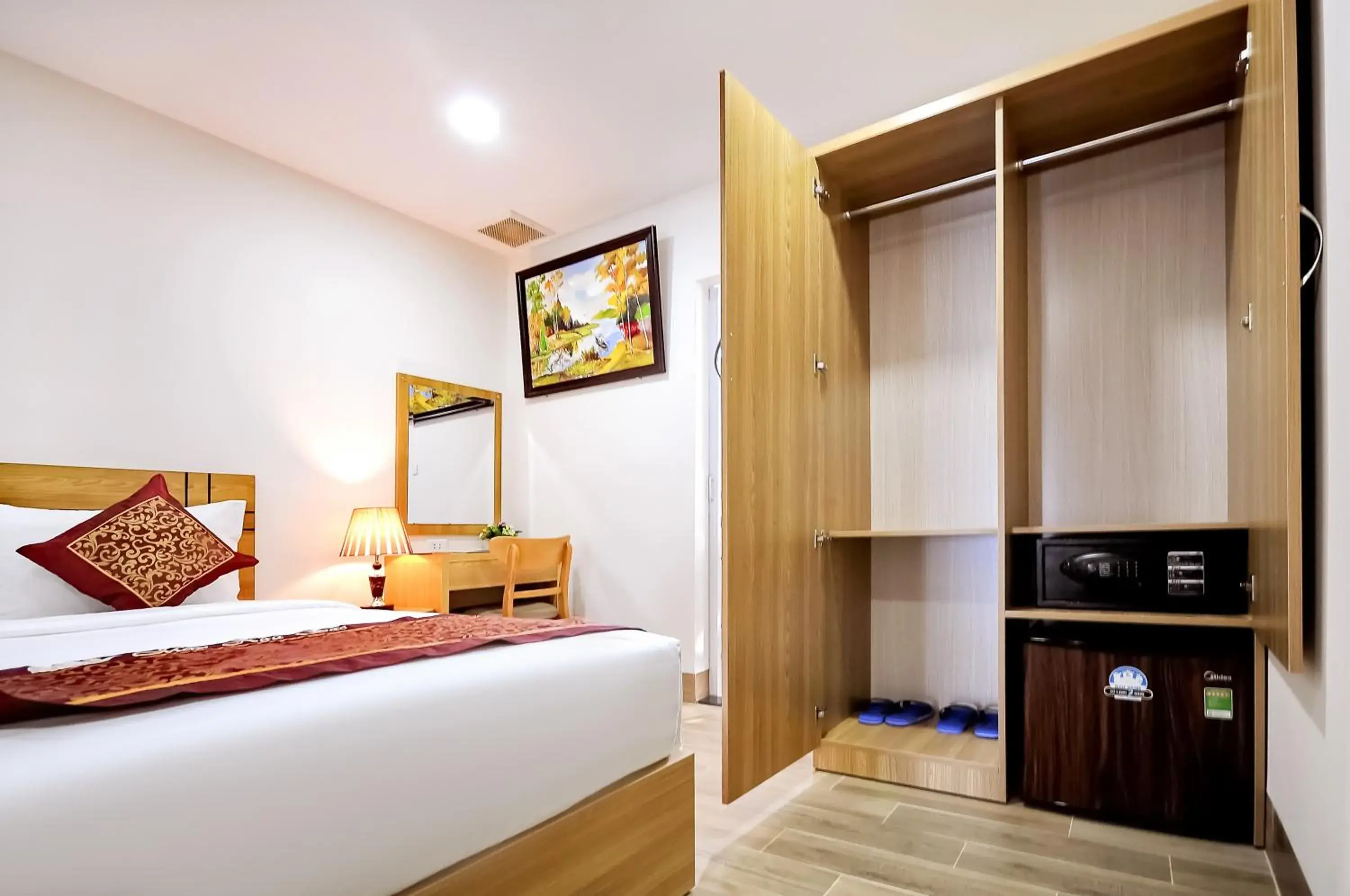 wardrobe, Bed in May Ngu Sac - Iridescent Clouds Hotel wardrobe, Bed in May Ngu Sac - Iridescent Clouds Hotel