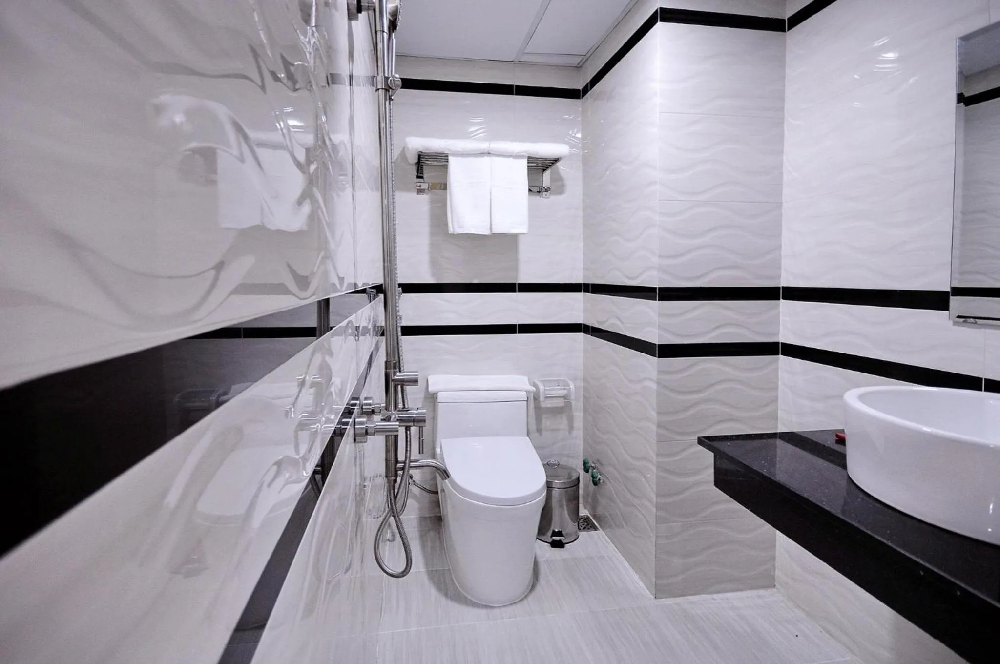 Shower in May Ngu Sac - Iridescent Clouds Hotel