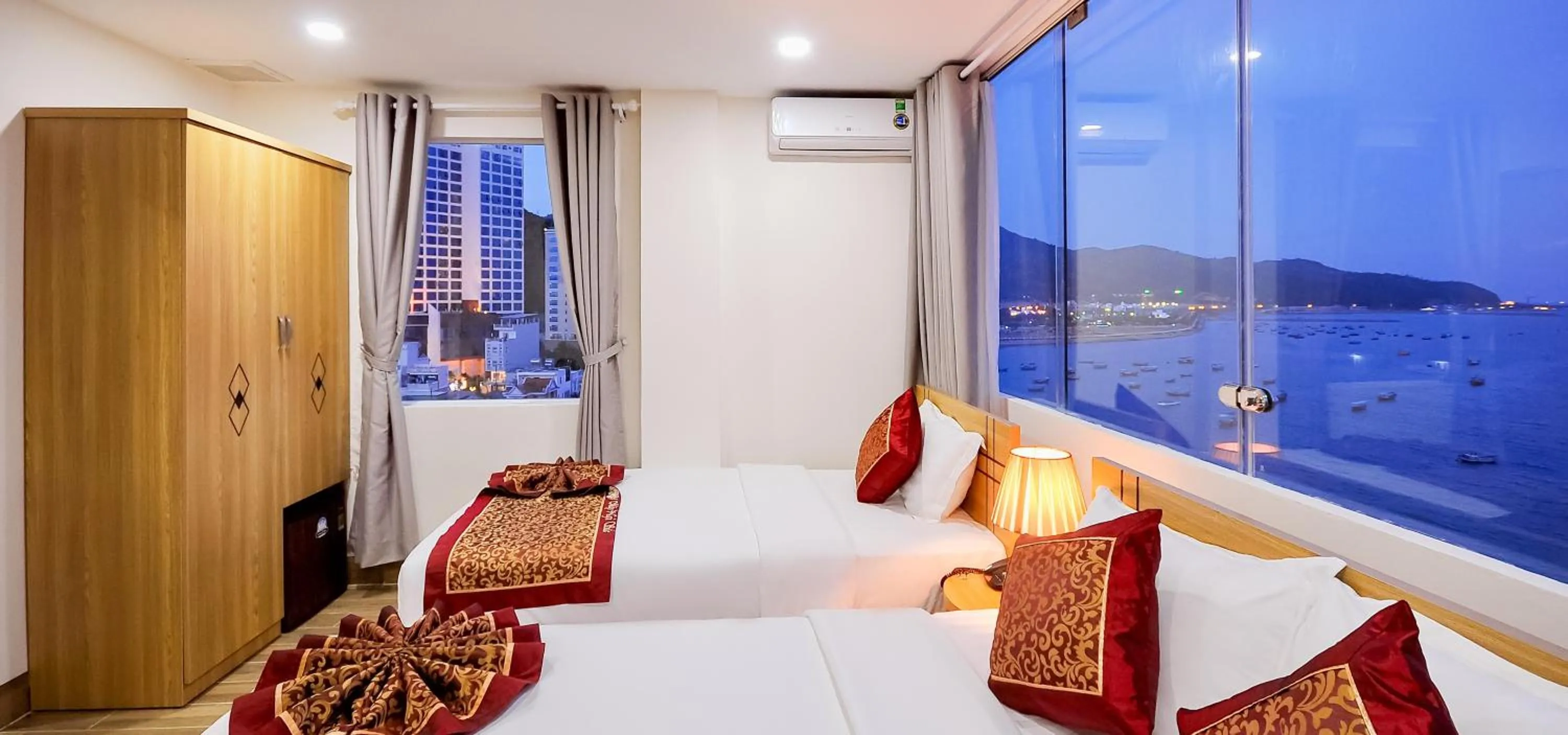 Spring, Bed in May Ngu Sac - Iridescent Clouds Hotel