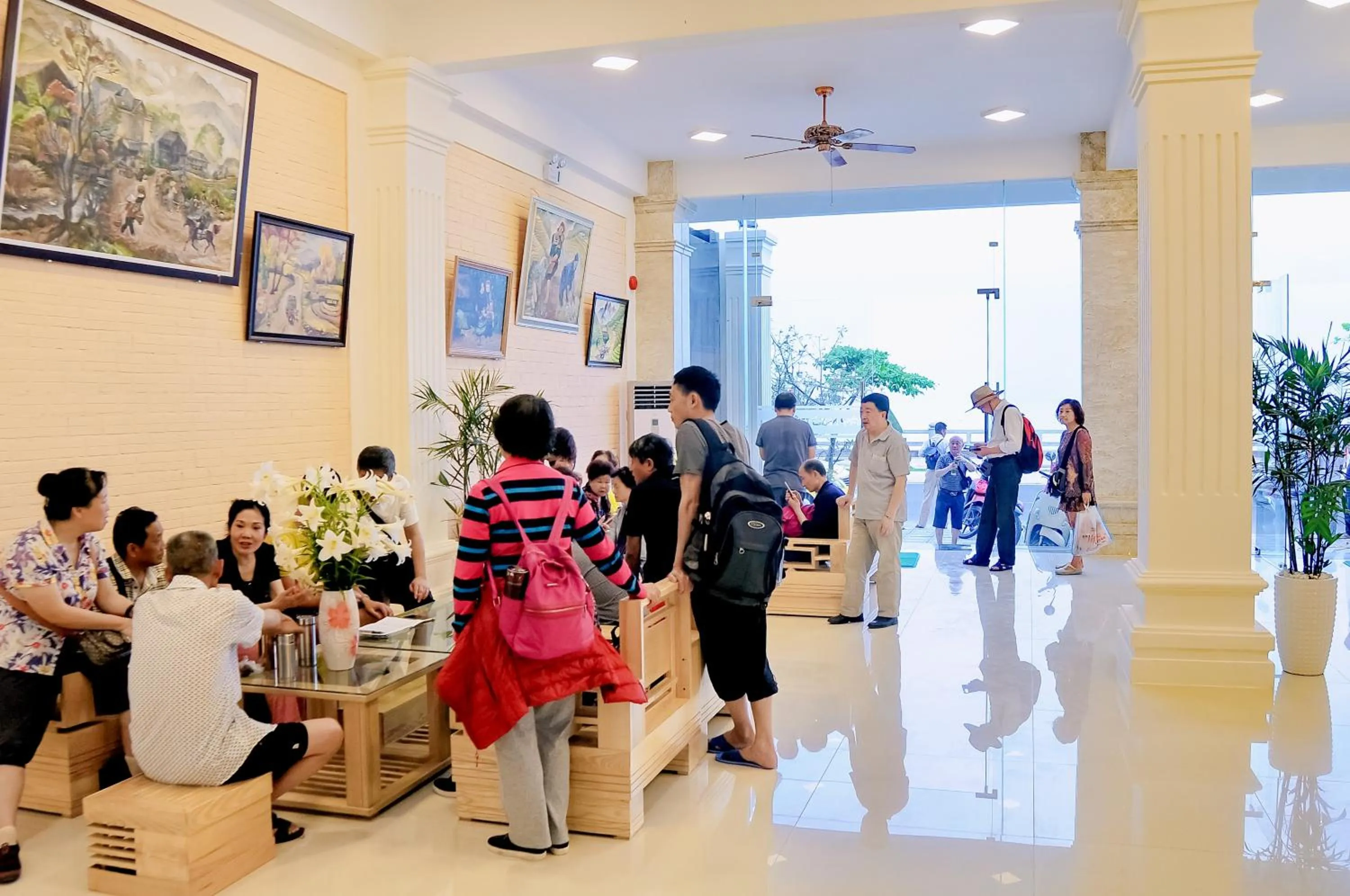 Communal lounge/ TV room in May Ngu Sac - Iridescent Clouds Hotel