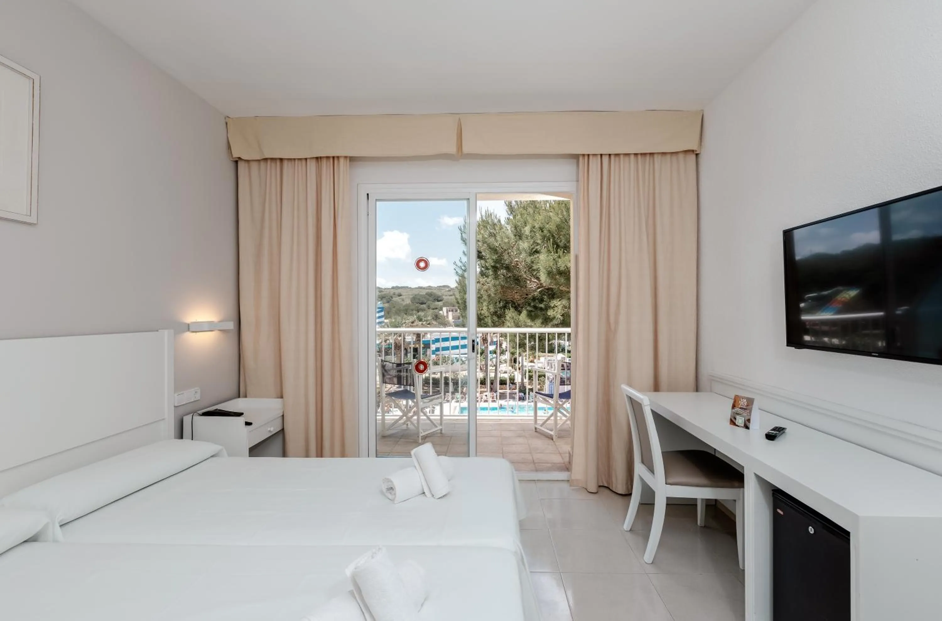 Pool view, Bed in Club Hotel Aguamarina