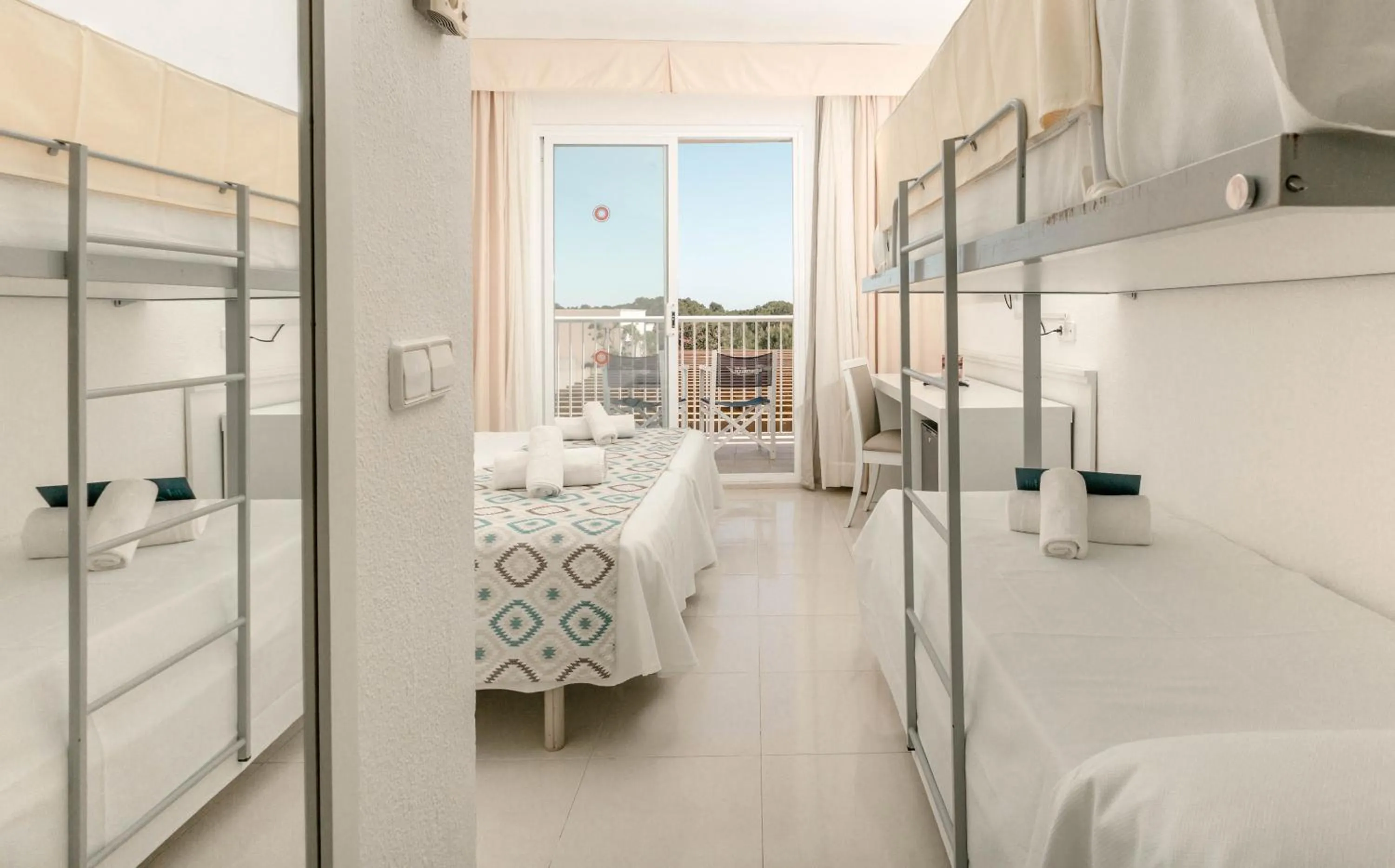 Bedroom, Bed in Club Hotel Aguamarina