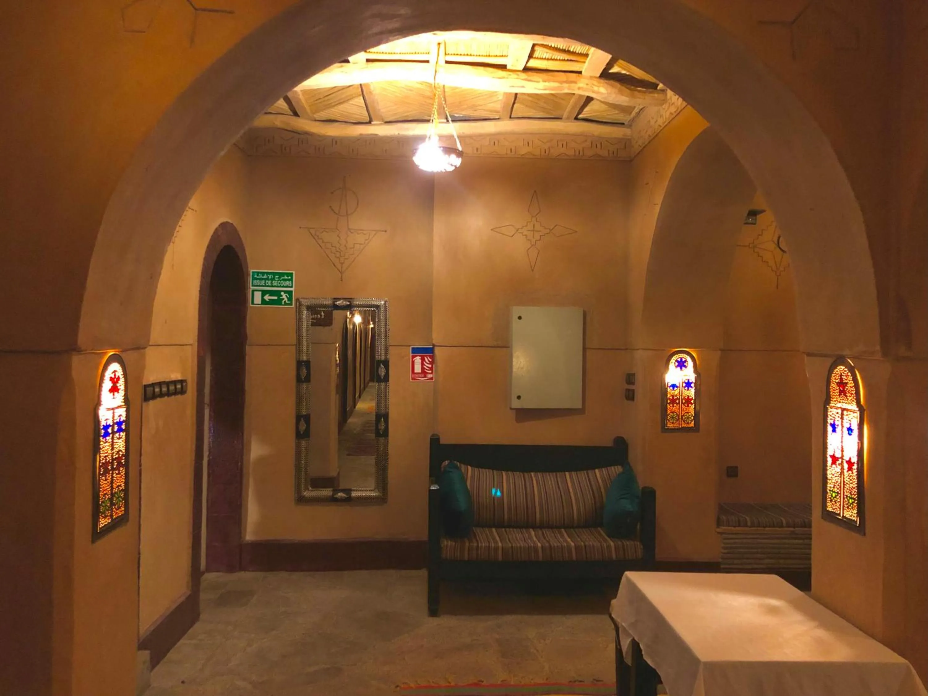 Restaurant/places to eat, Bed in Kasbah Ennakb