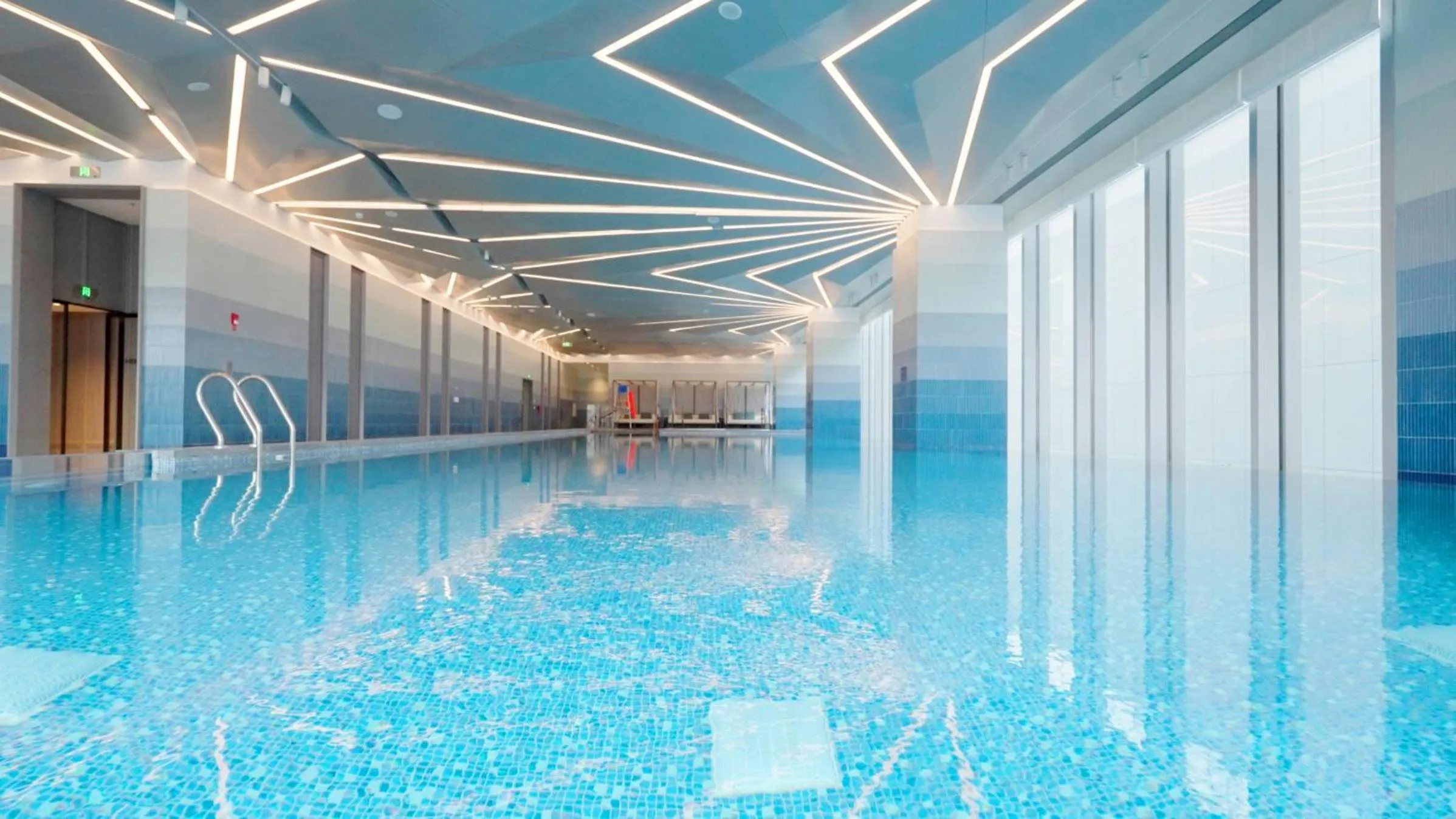 Swimming pool in Le Meridien Nantong