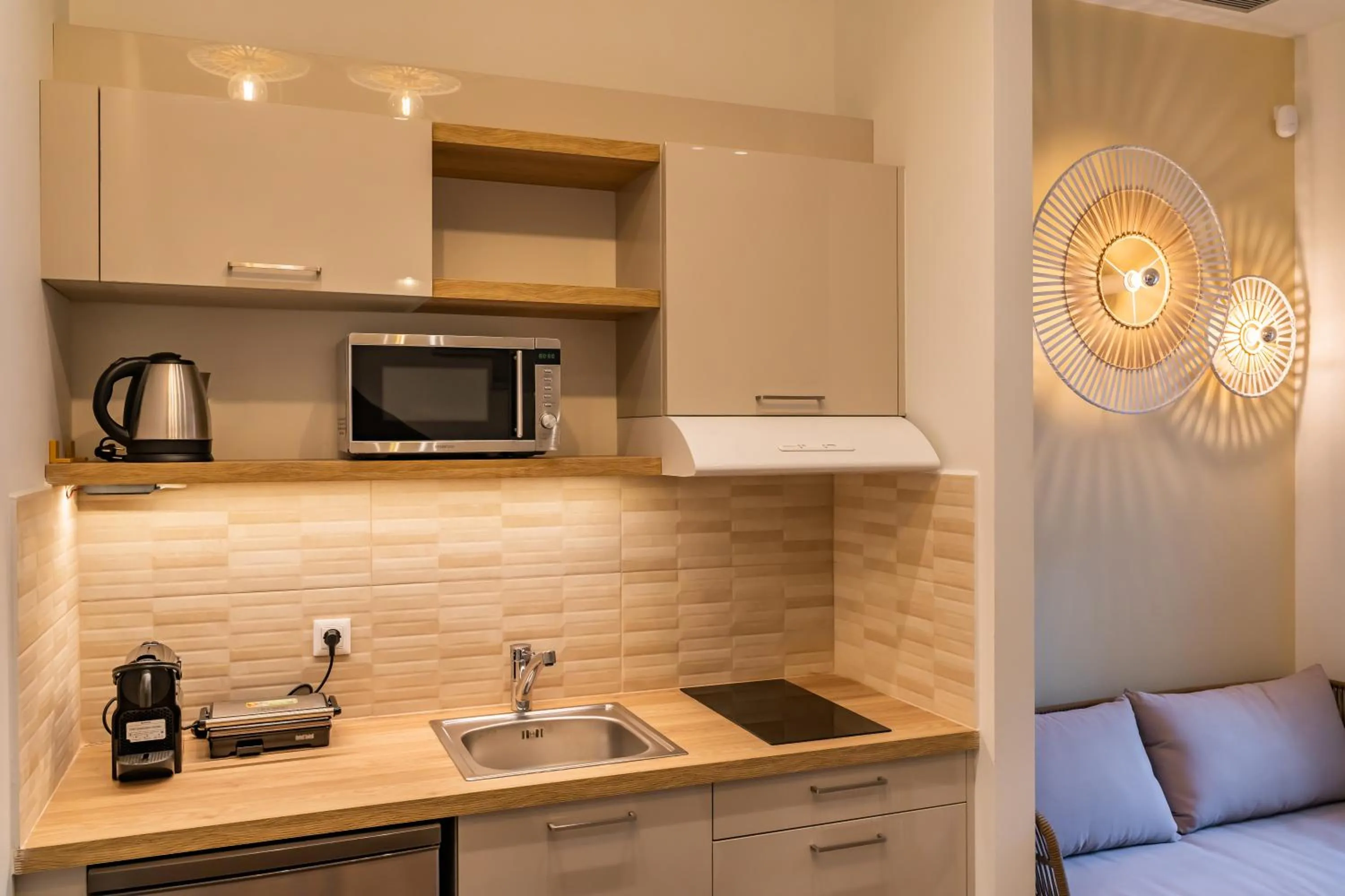 Coffee/tea facilities in Onyro Villas