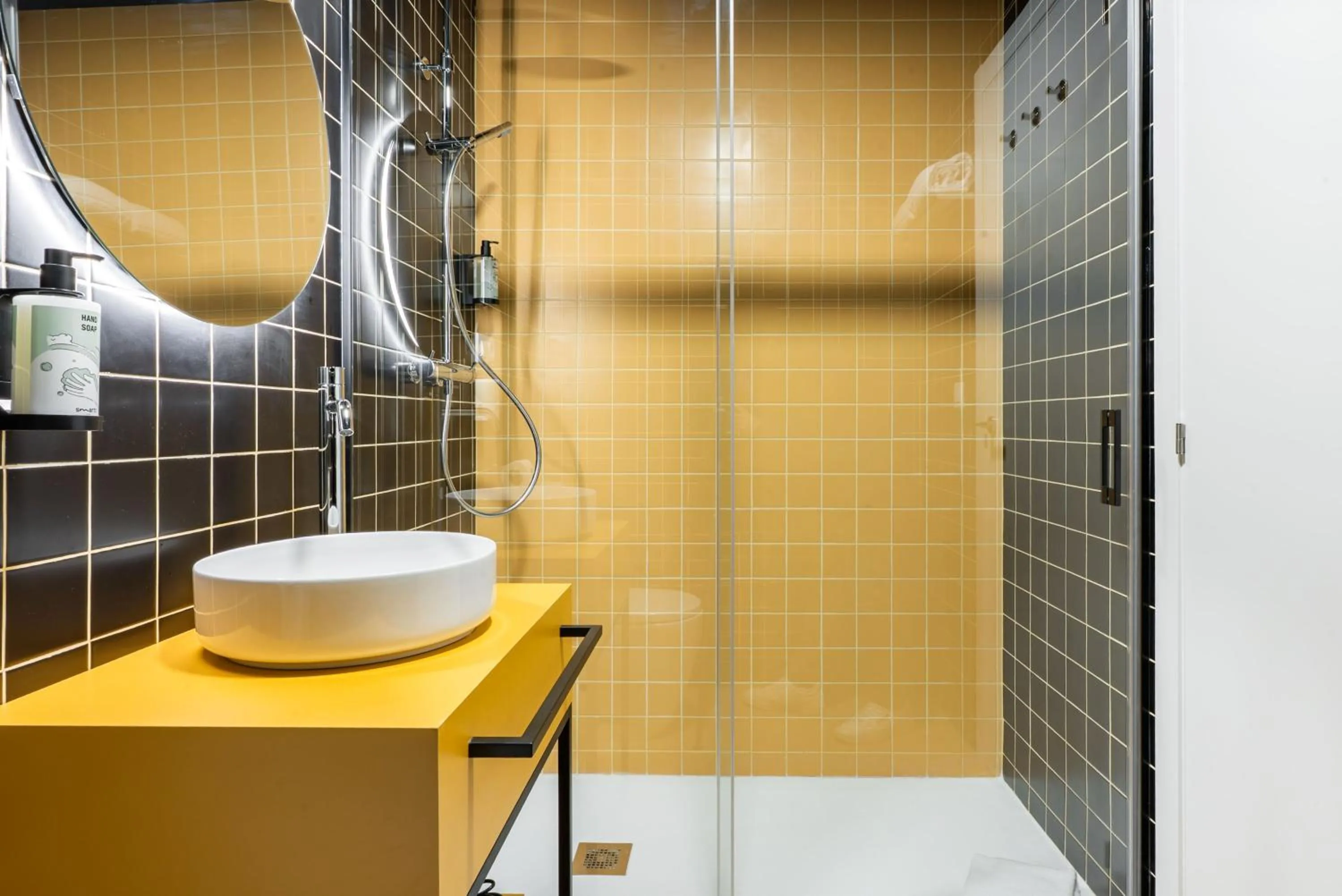Shower in Smartr Valencia Turia