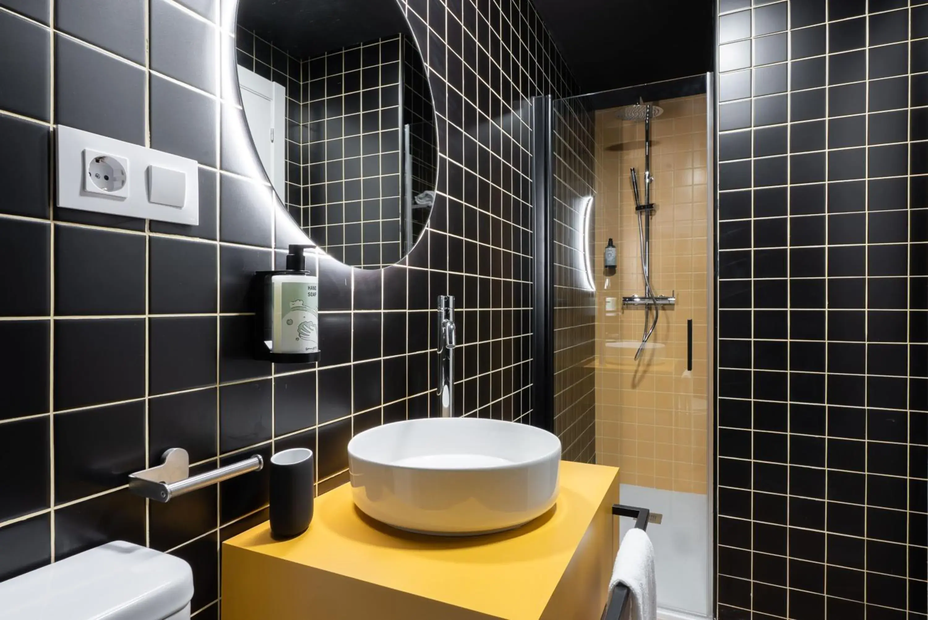 Shower in Smartr Valencia Turia Shower in Smartr Valencia Turia