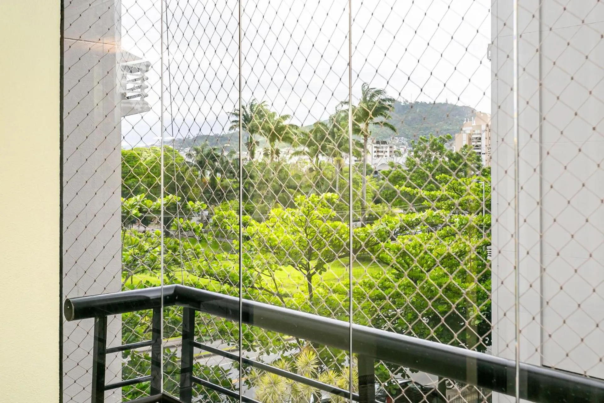 Apto Confortável Com Piscina no Itacorubi KR3259