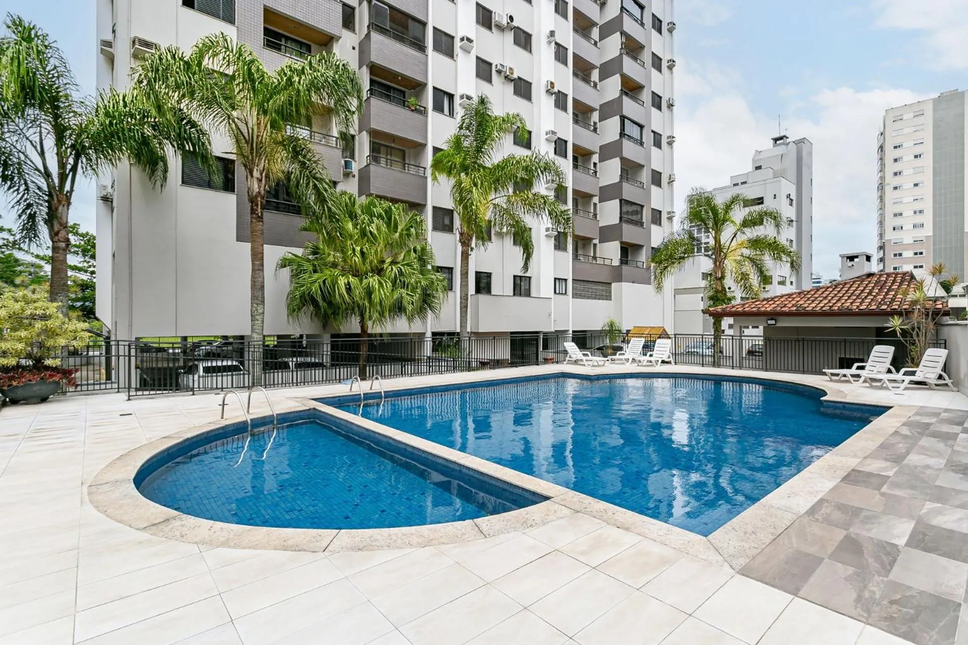 Apto Confortável Com Piscina no Itacorubi KR3259