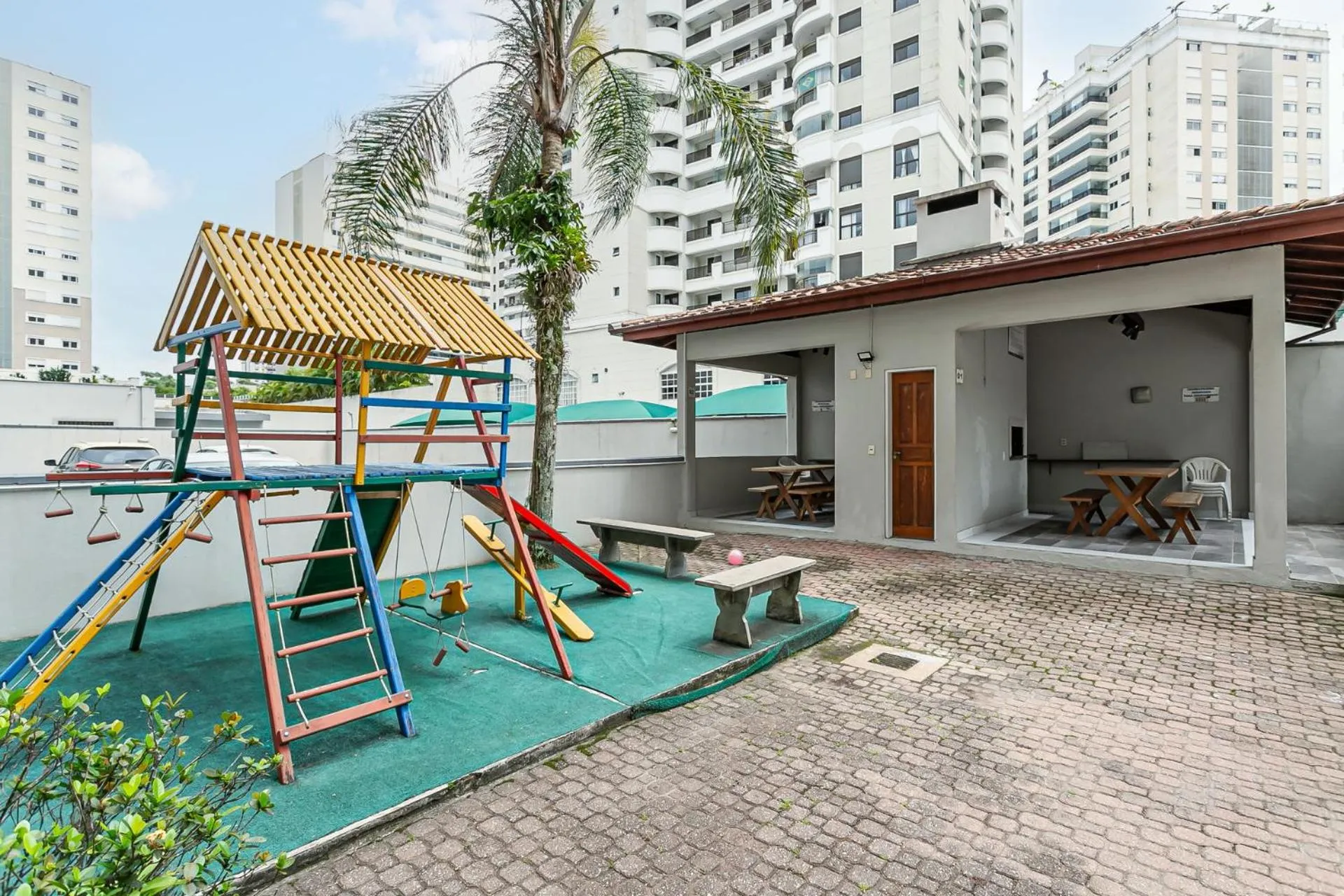 Apto Confortável Com Piscina no Itacorubi KR3259