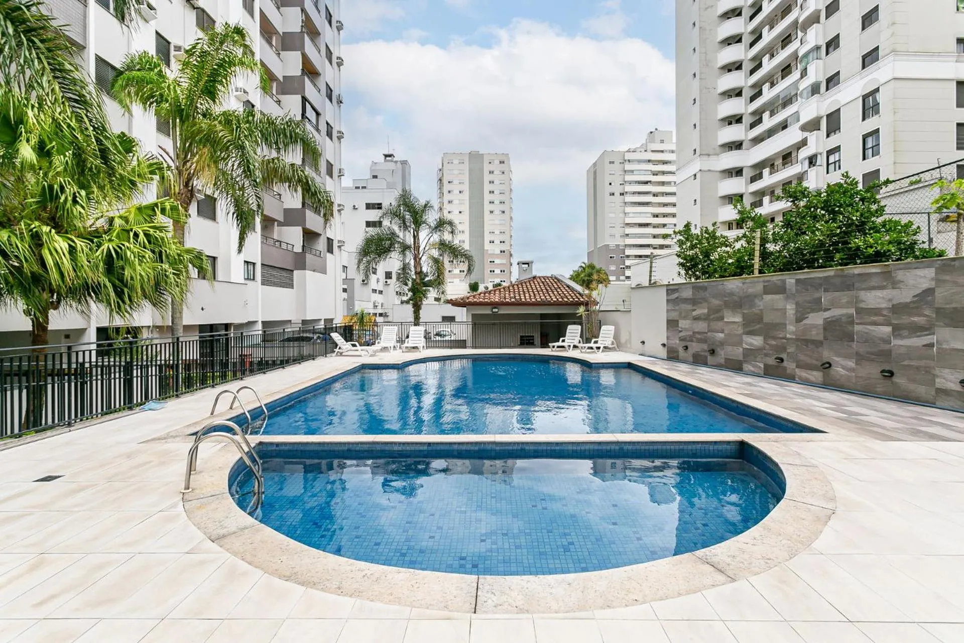 Apto Confortável Com Piscina no Itacorubi KR3259