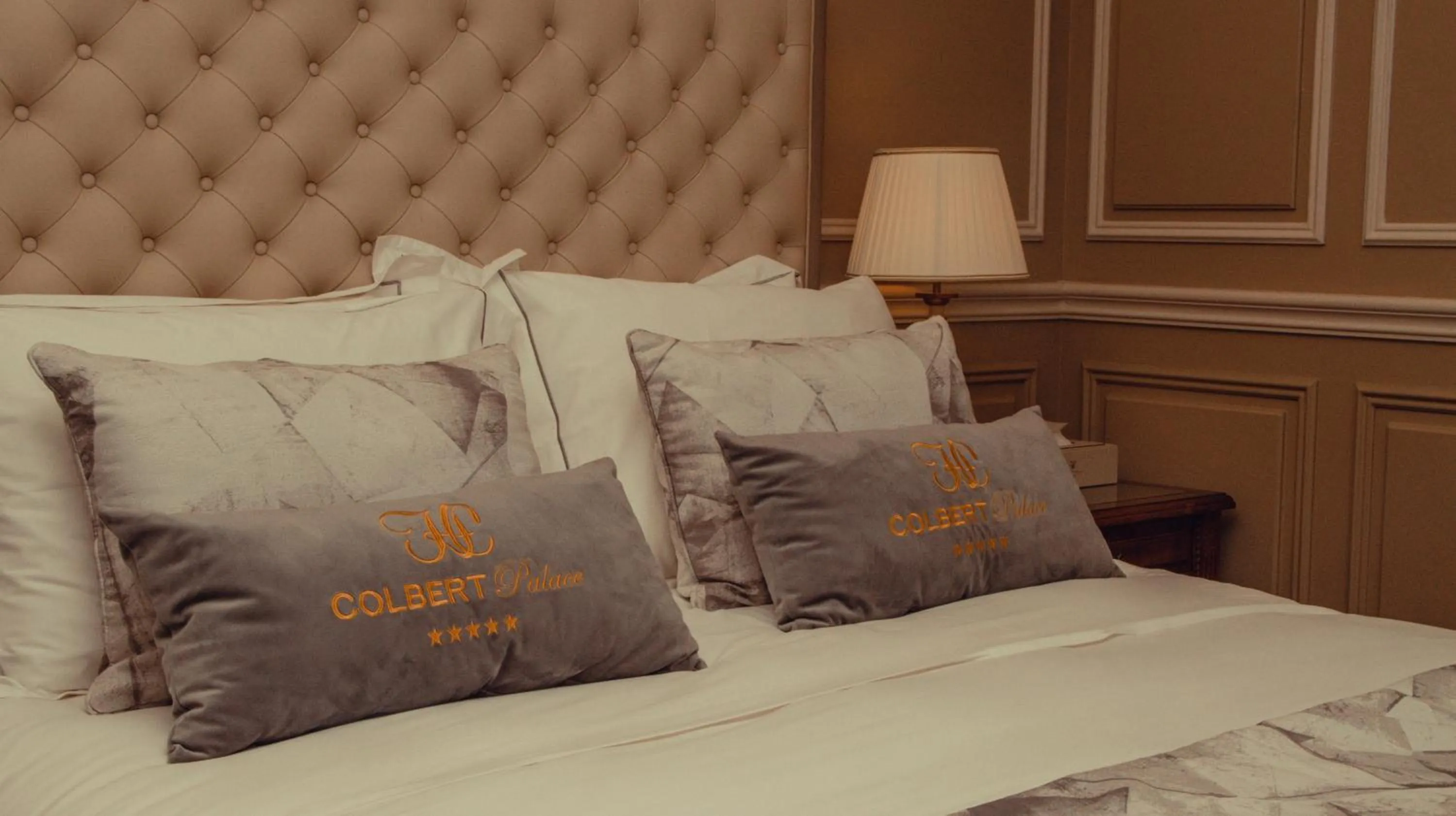 Bed in Hôtel Colbert Palace