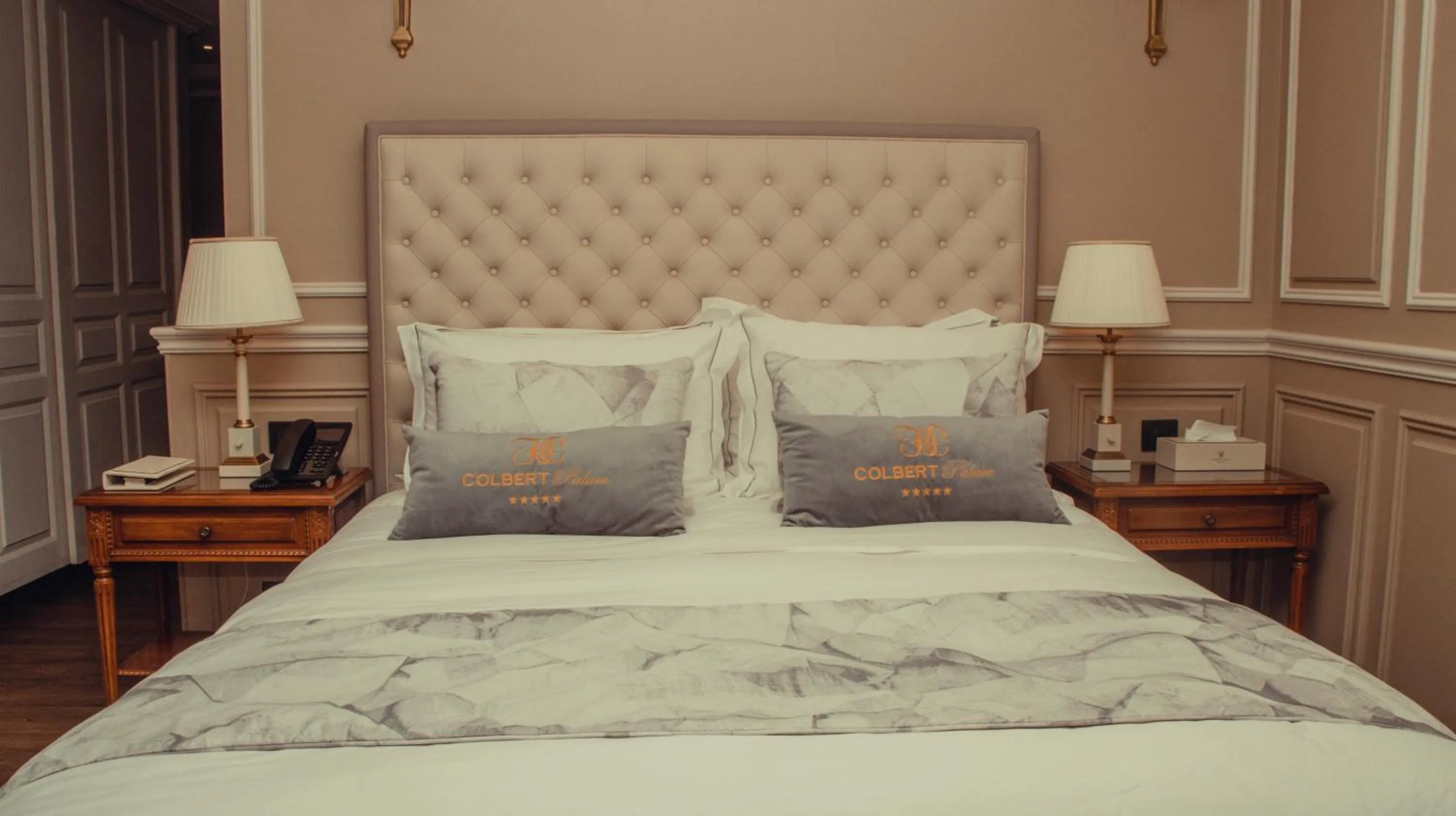 Bed in Hôtel Colbert Palace