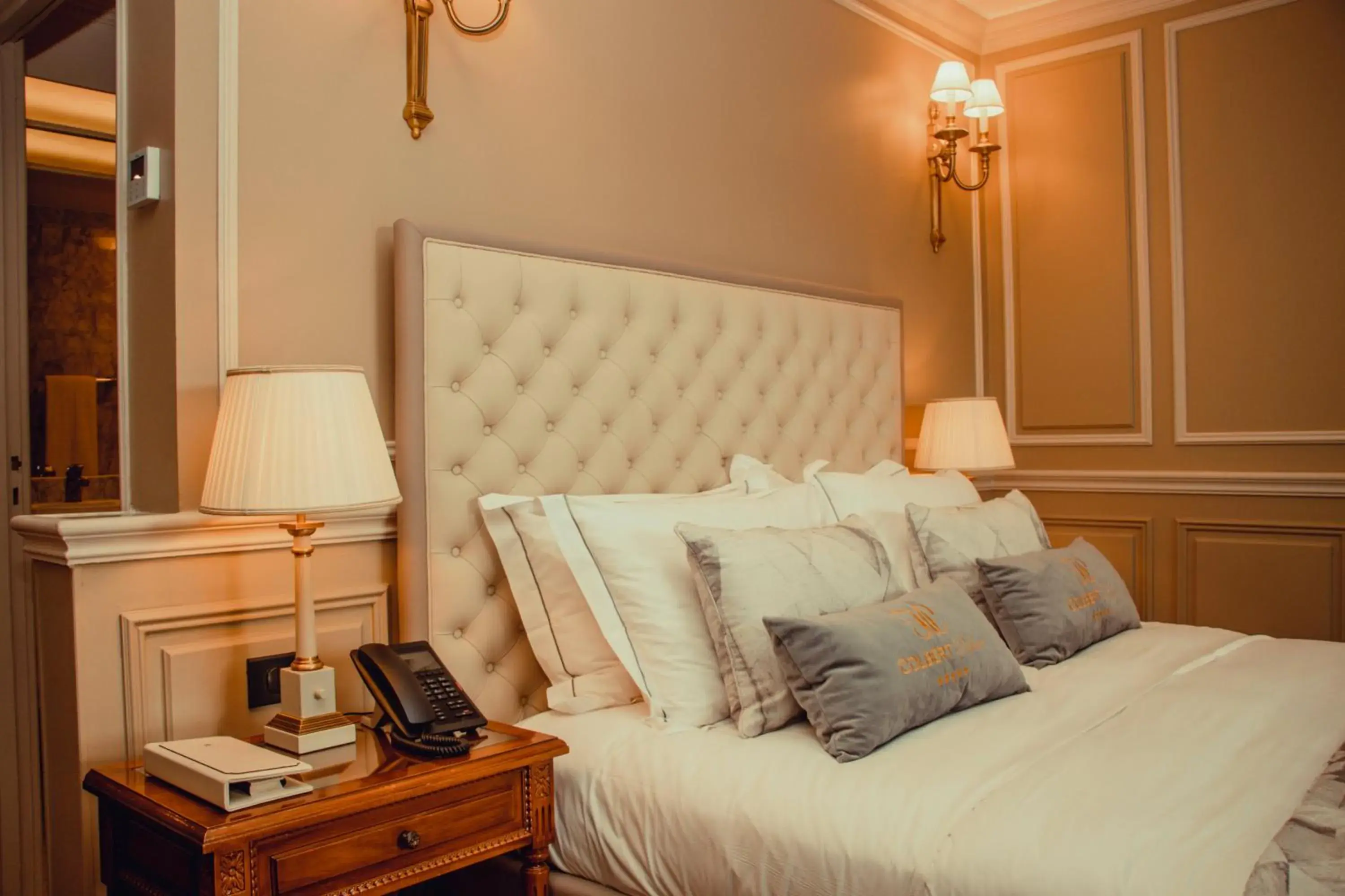 Bed in Hôtel Colbert Palace Bed in Hôtel Colbert Palace