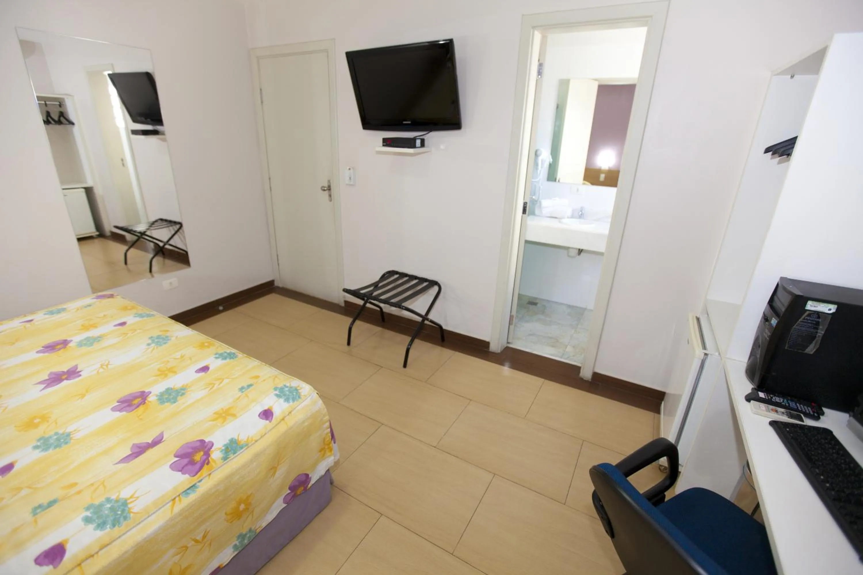 TV and multimedia, Bed in Hotel Oly Plaza