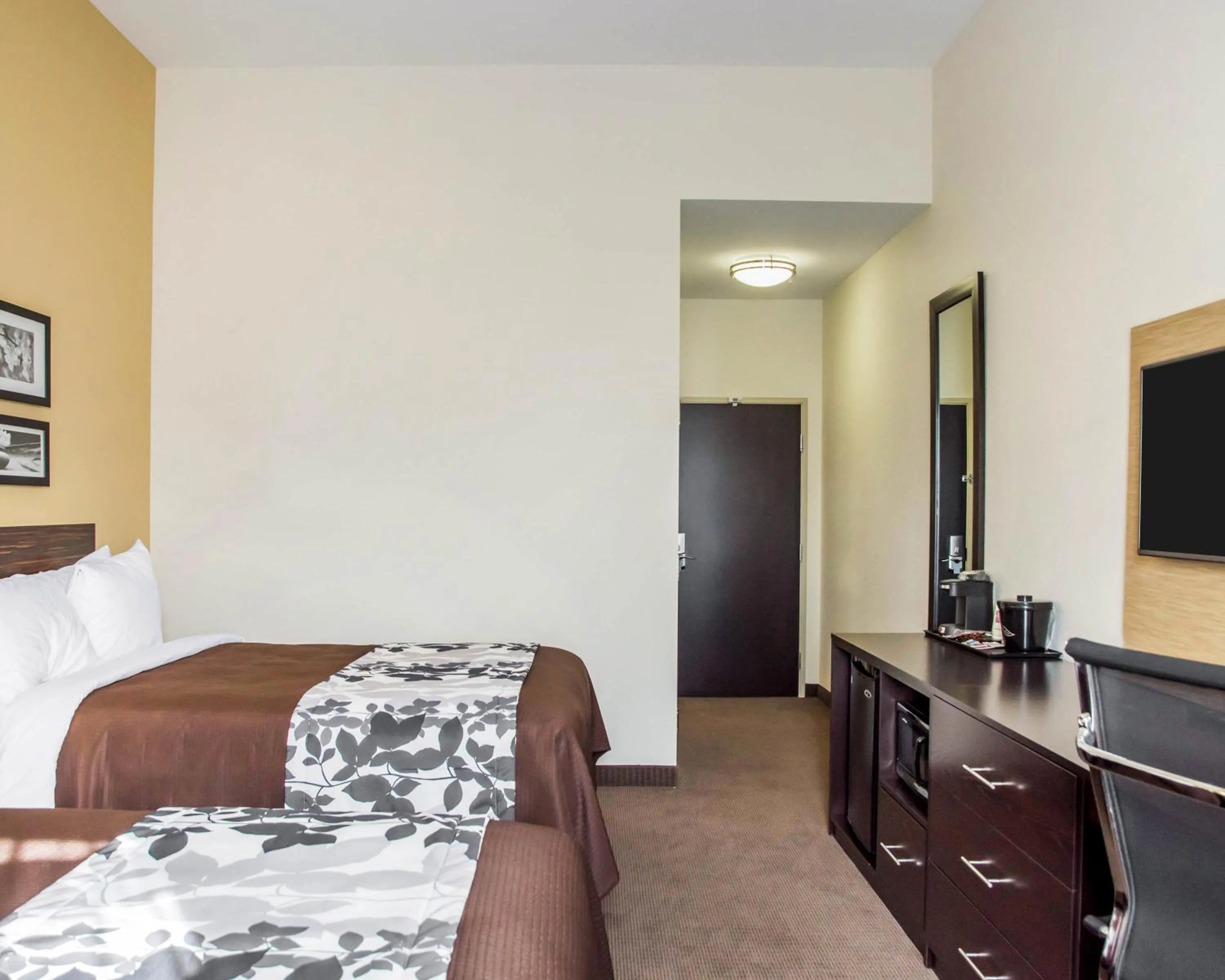 Photo of the whole room, Bed in Sleep Inn & Suites Parkersburg - Marietta