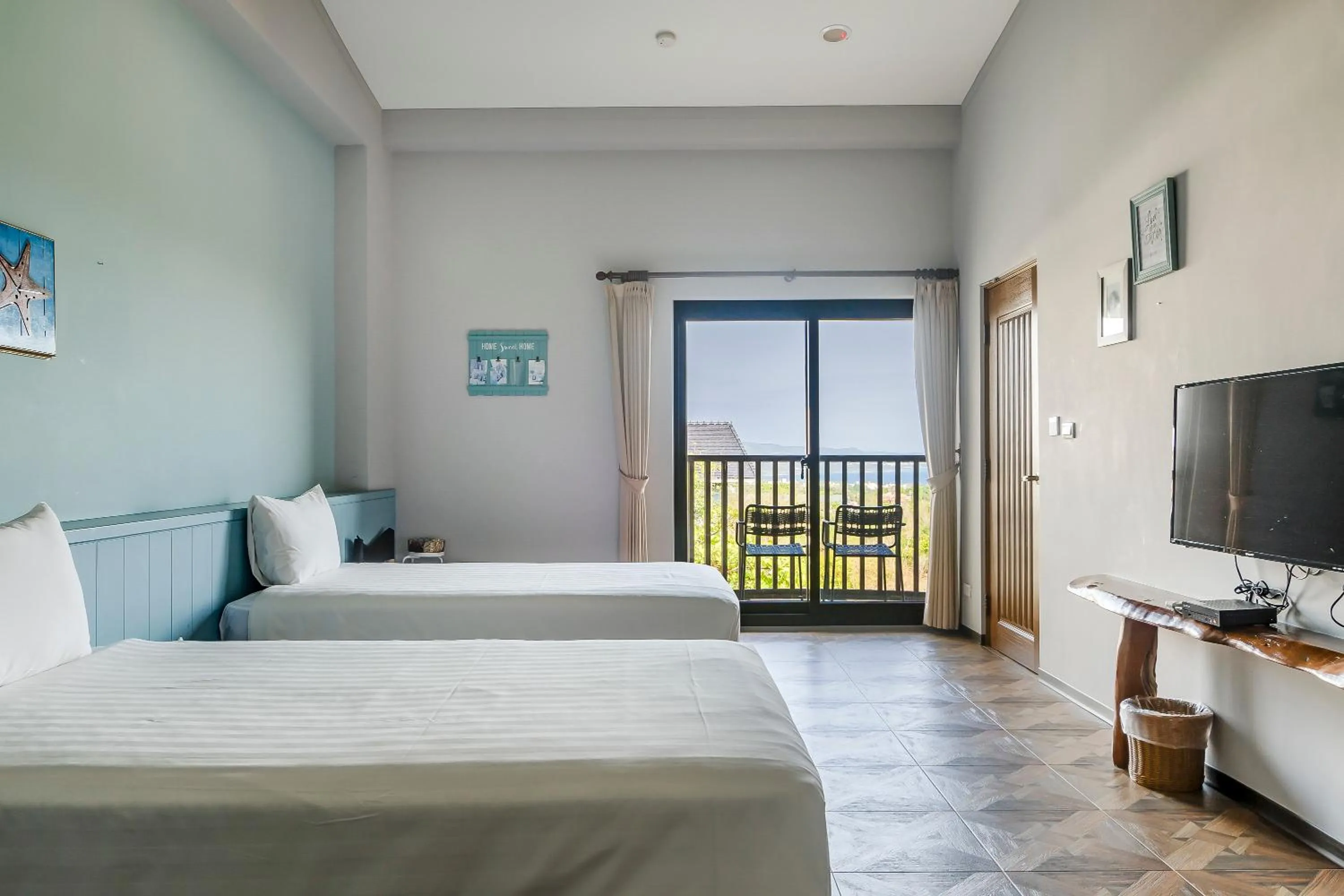 Photo of the whole room, Bed in Kavana Cottage