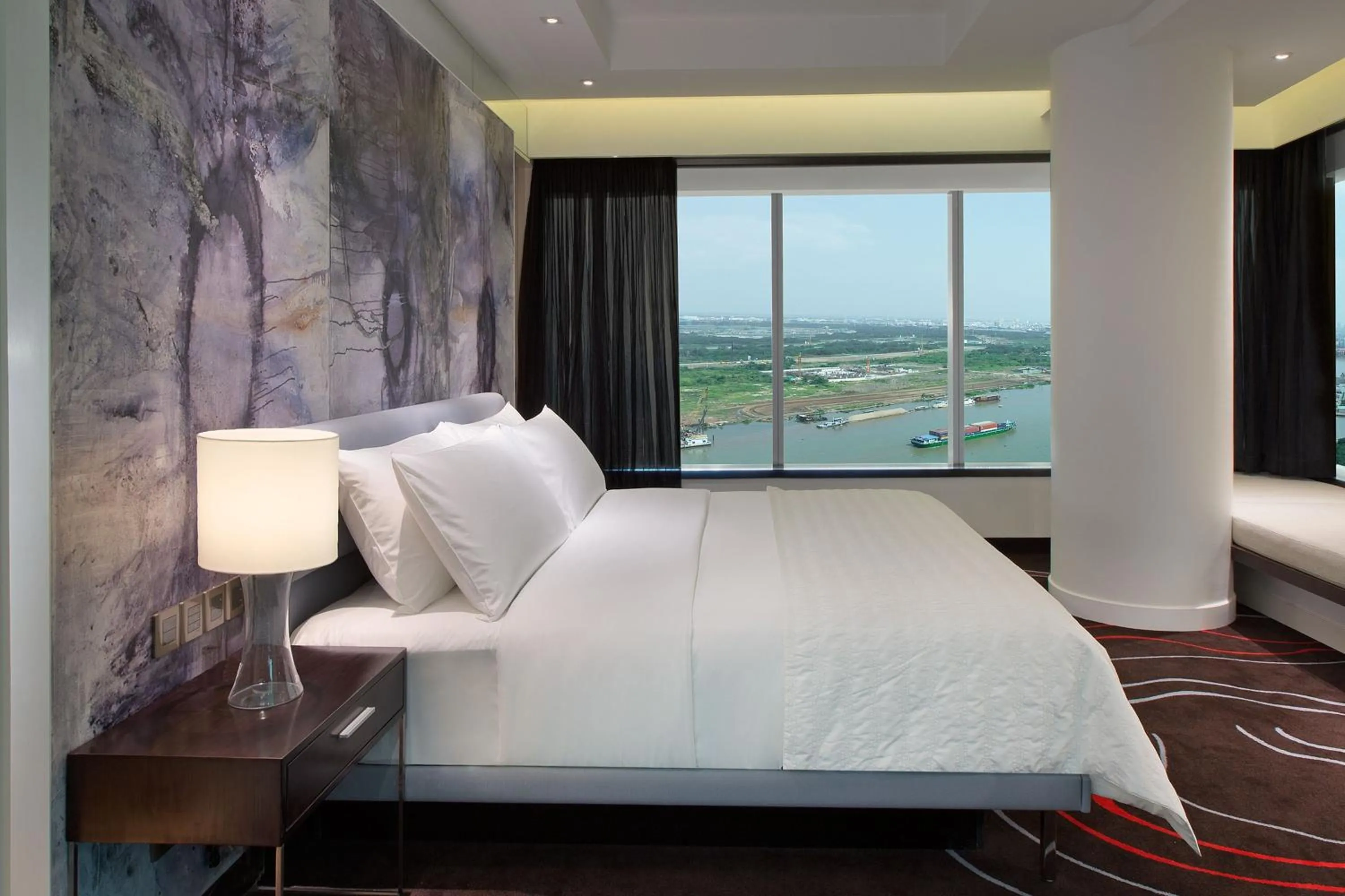 Photo of the whole room, Bed in Le Meridien Saigon