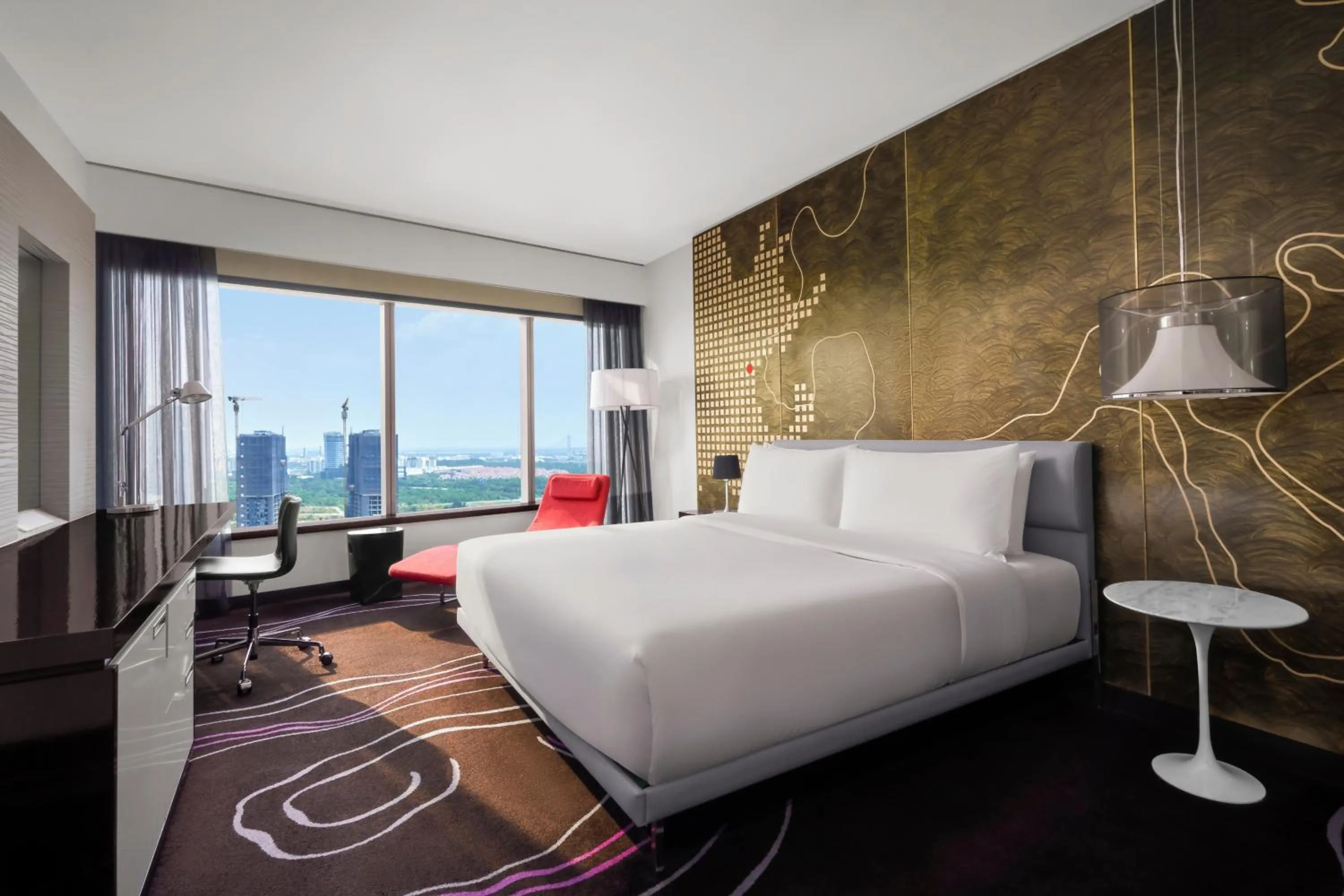 Bed in Le Meridien Saigon