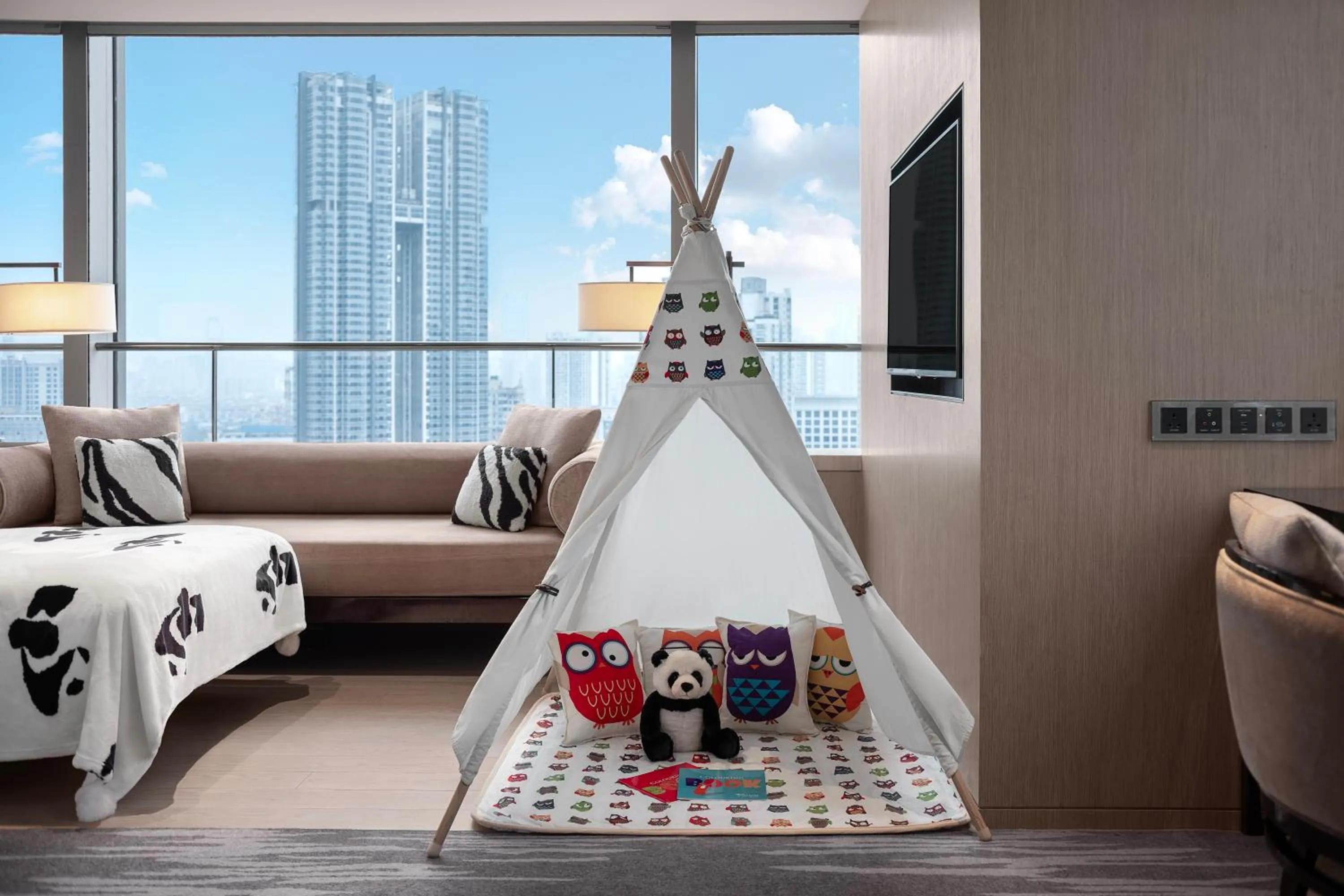 Seating area, Bed in Niccolo Chengdu