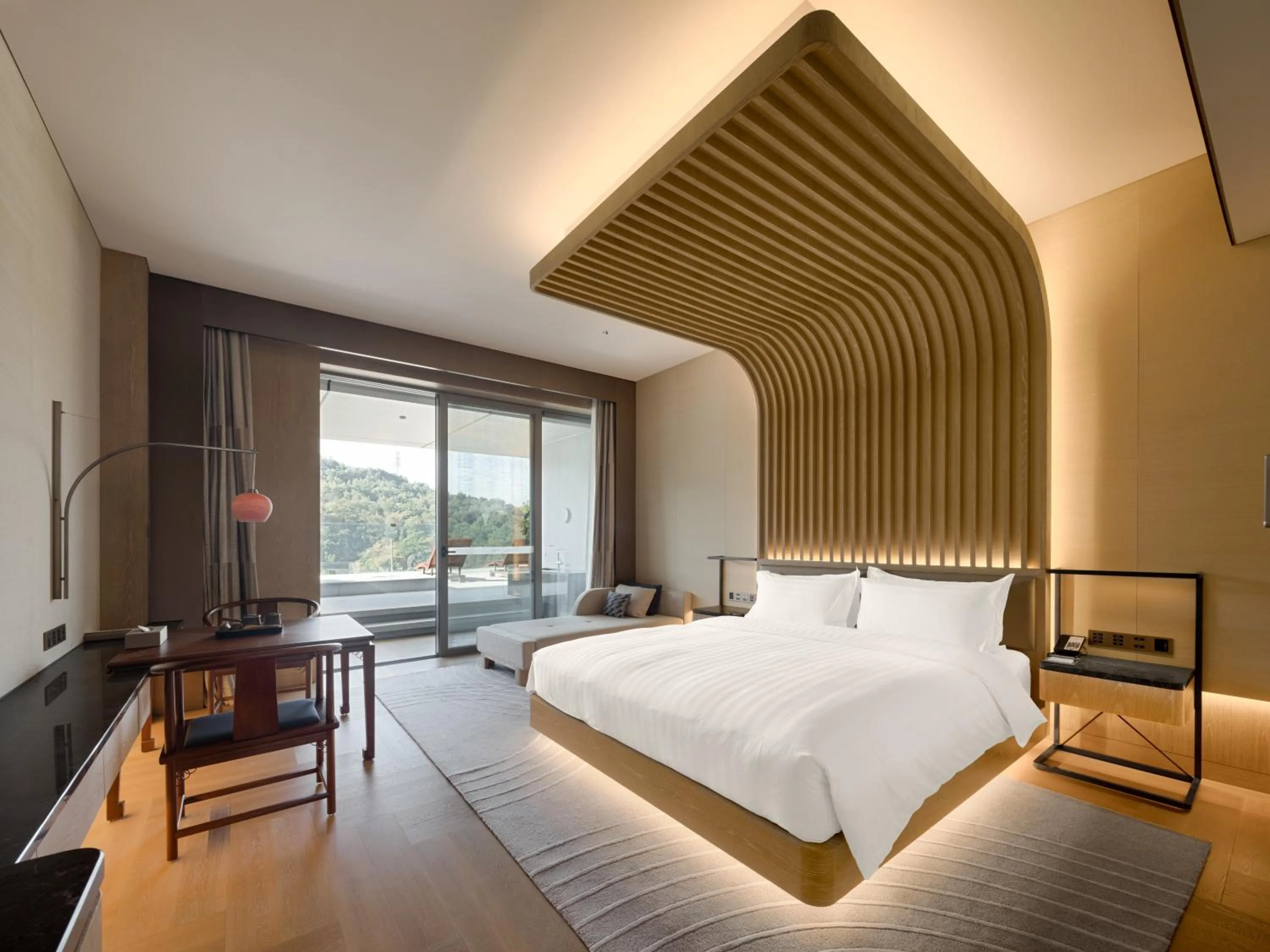 Deluxe Double Room with Bath in Lakeview Hotel Yulongwan Kunming