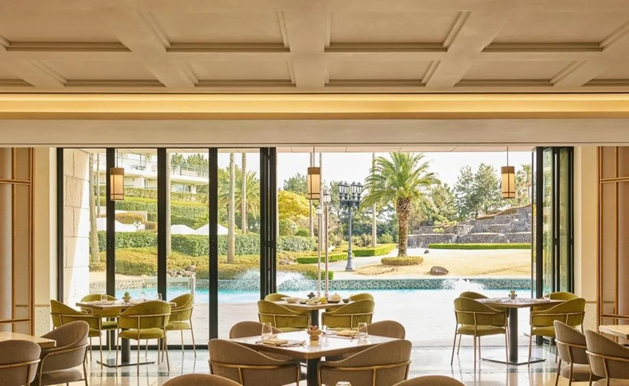 Restaurant/places to eat in Grand Josun Hill Suite