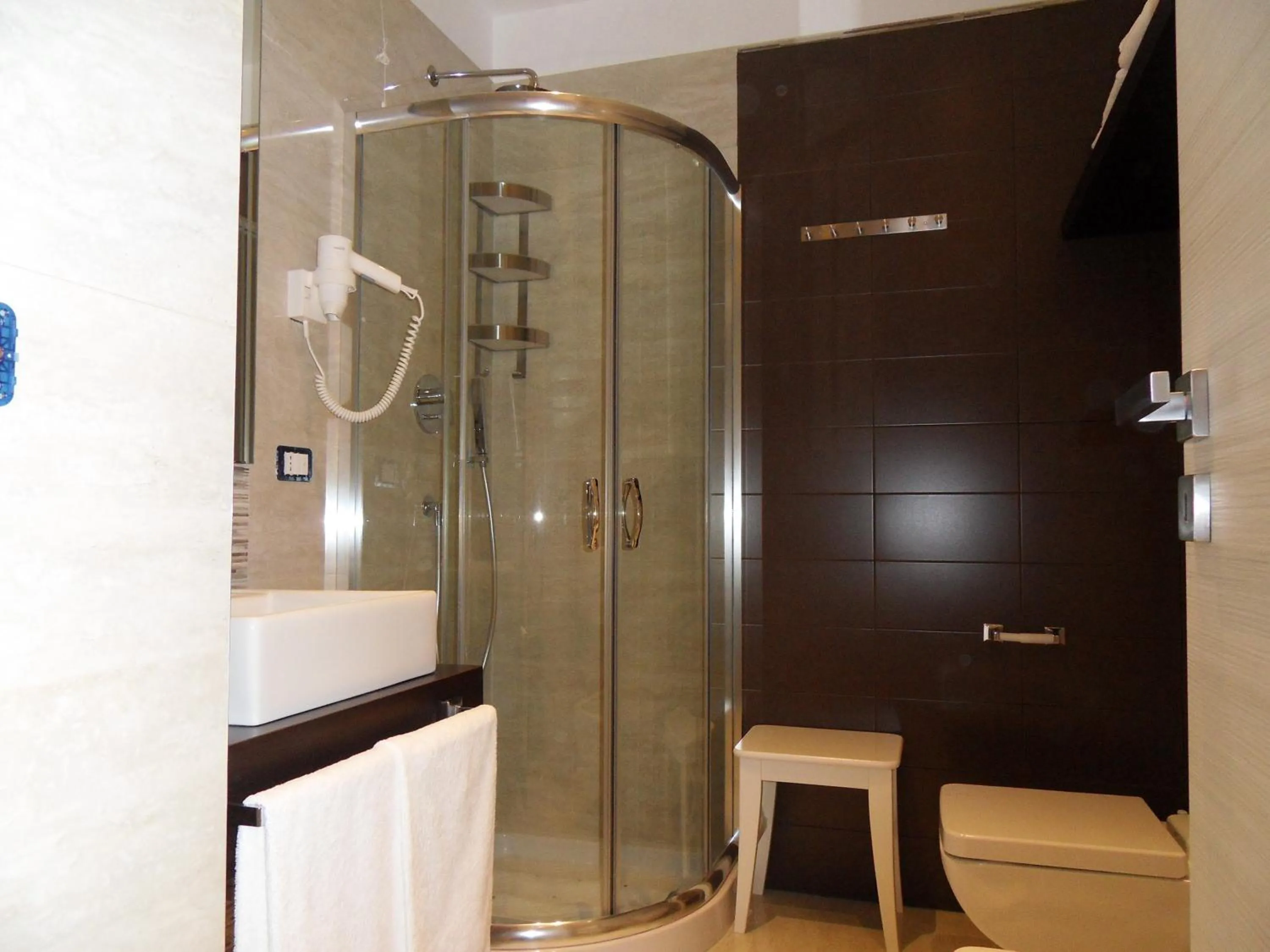 Shower in Conchiglia Suite