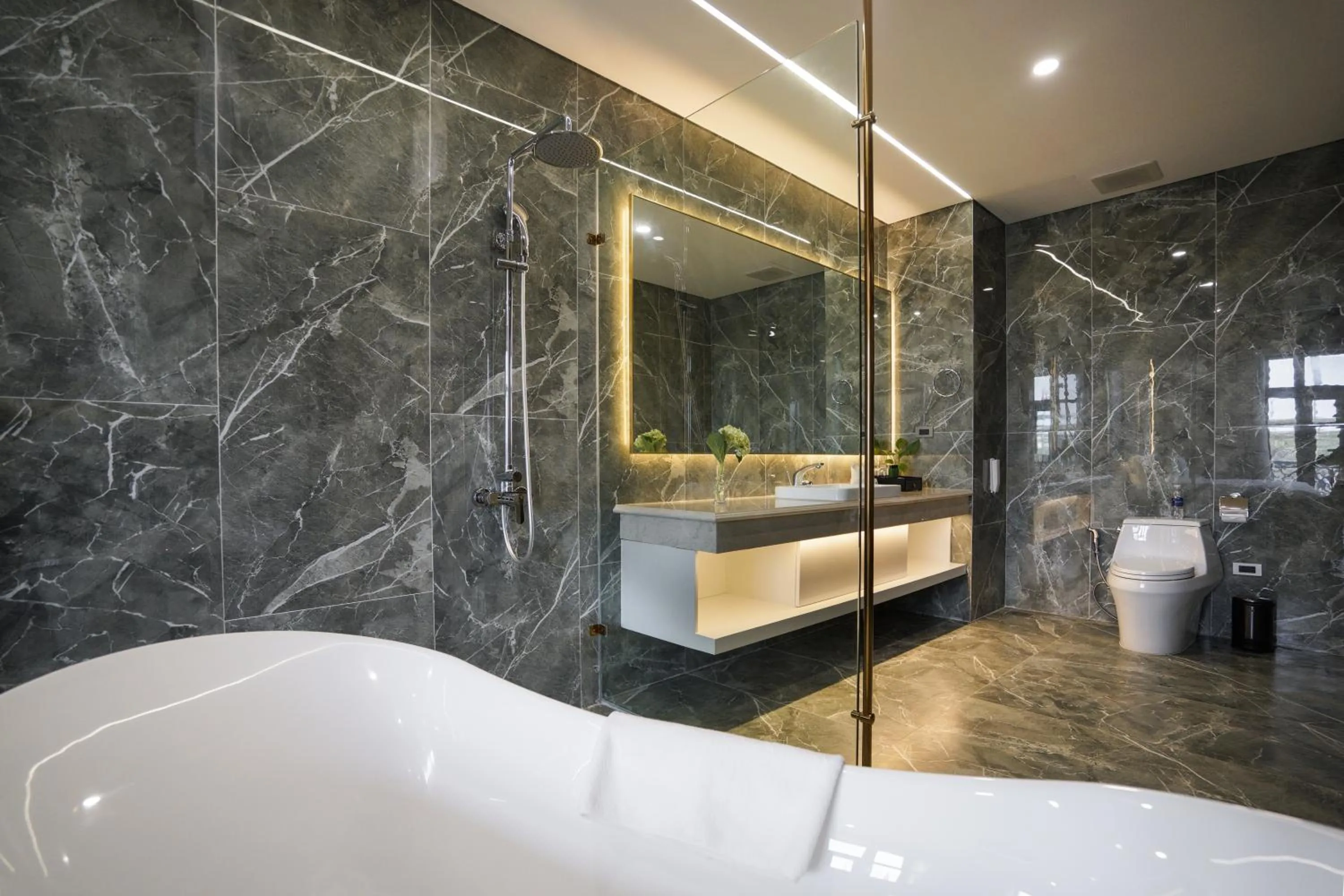 Shower in Adamo Hotel Hung Yen - Free Daily Access To The Jimjilbang