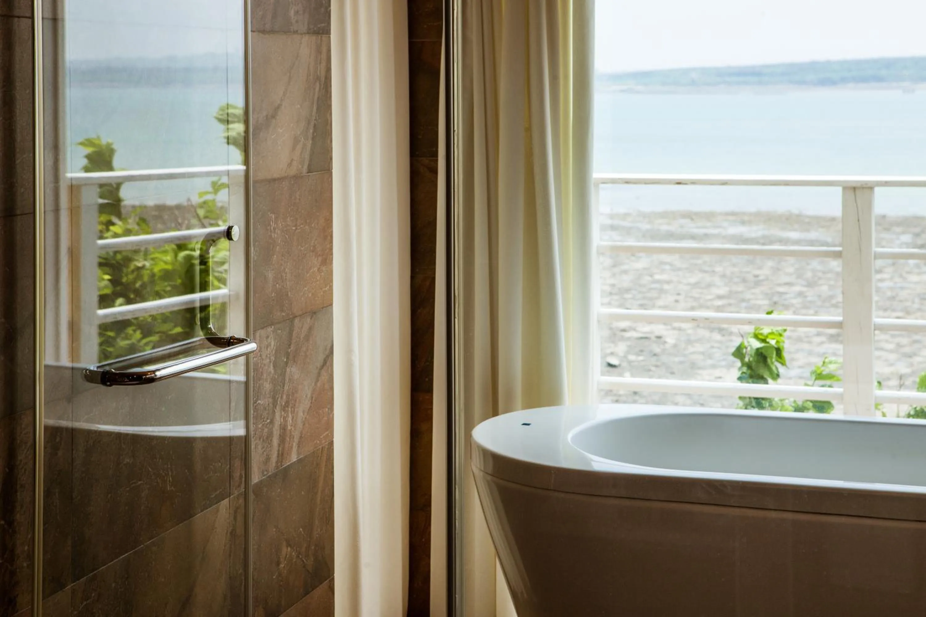 Shower in Summer Ya B&B