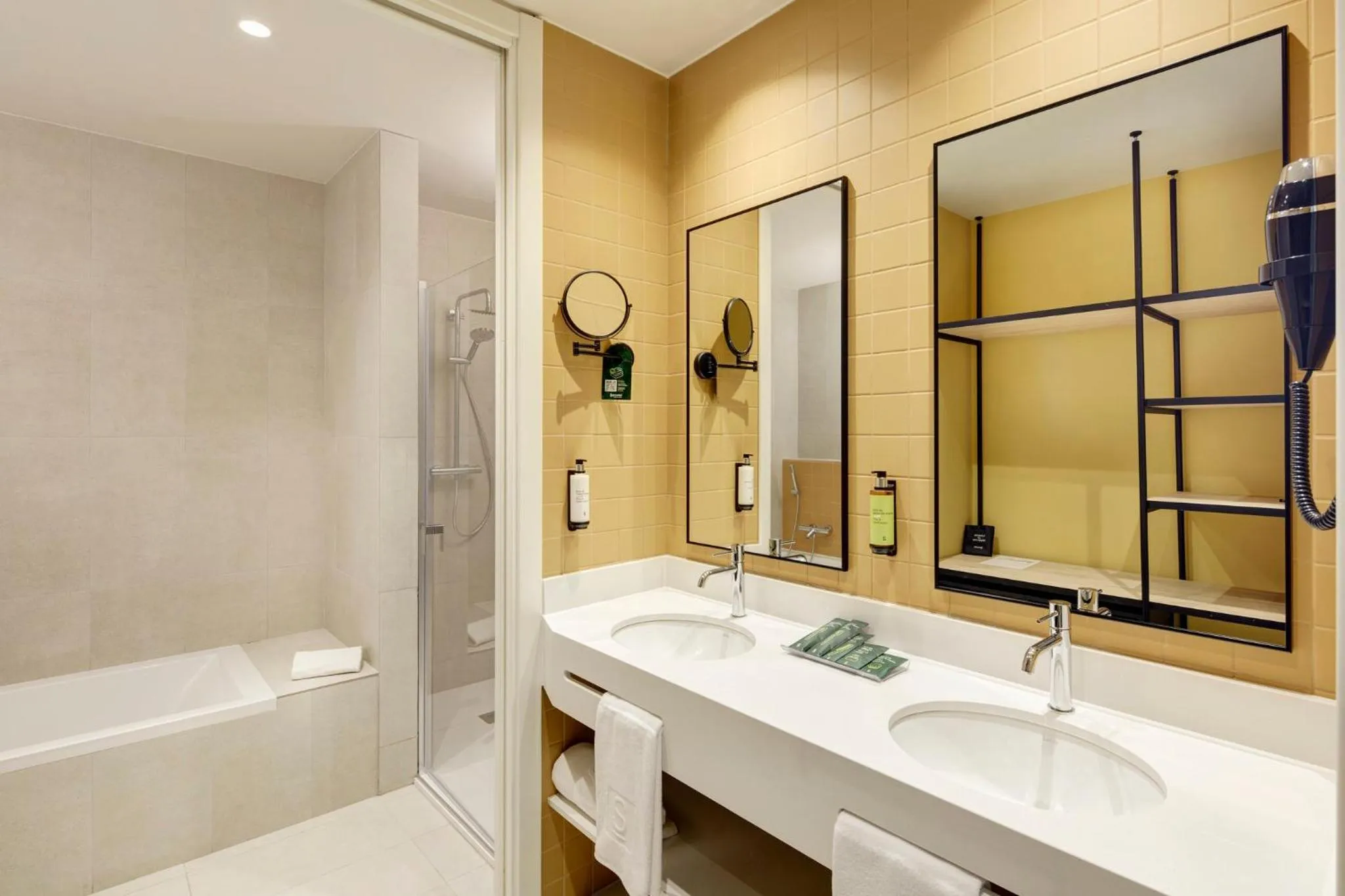 Photo of the whole room in Sercotel Barcelona El Prat