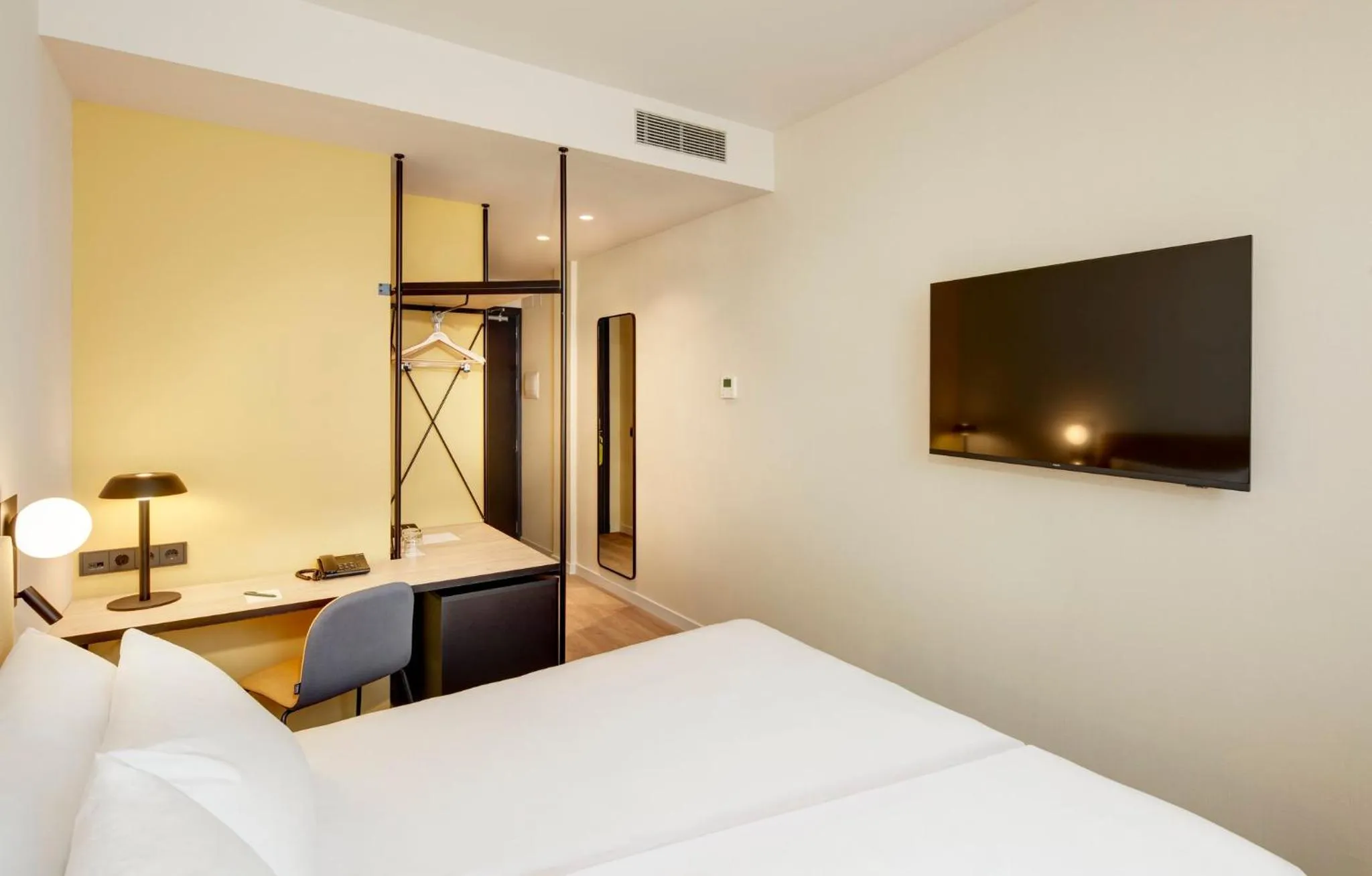 Photo of the whole room, Bed in Sercotel Barcelona El Prat