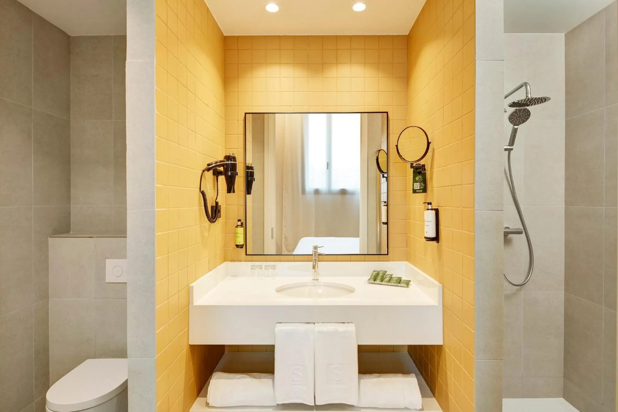 Photo of the whole room in Sercotel Barcelona El Prat