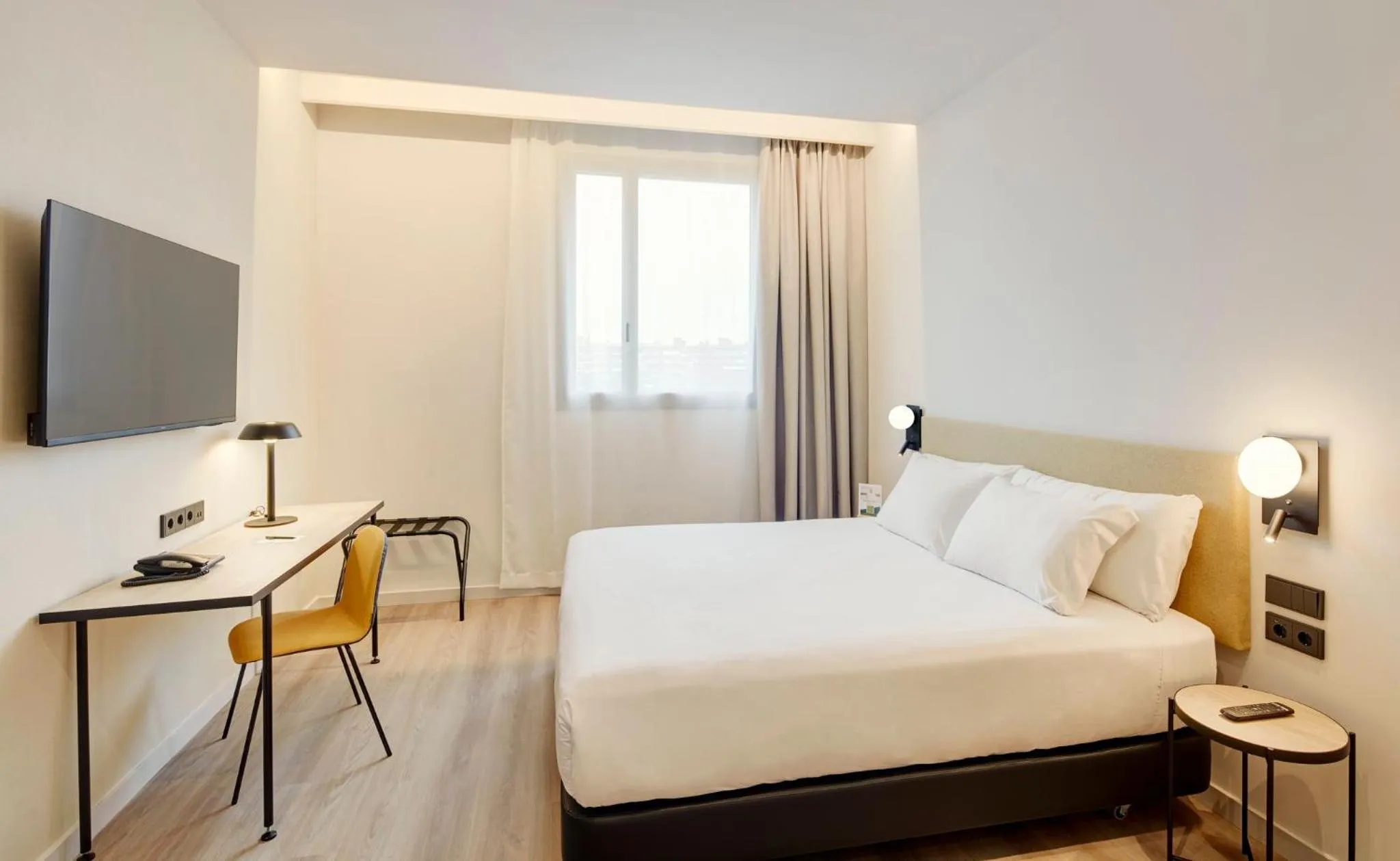 Photo of the whole room, Bed in Sercotel Barcelona El Prat
