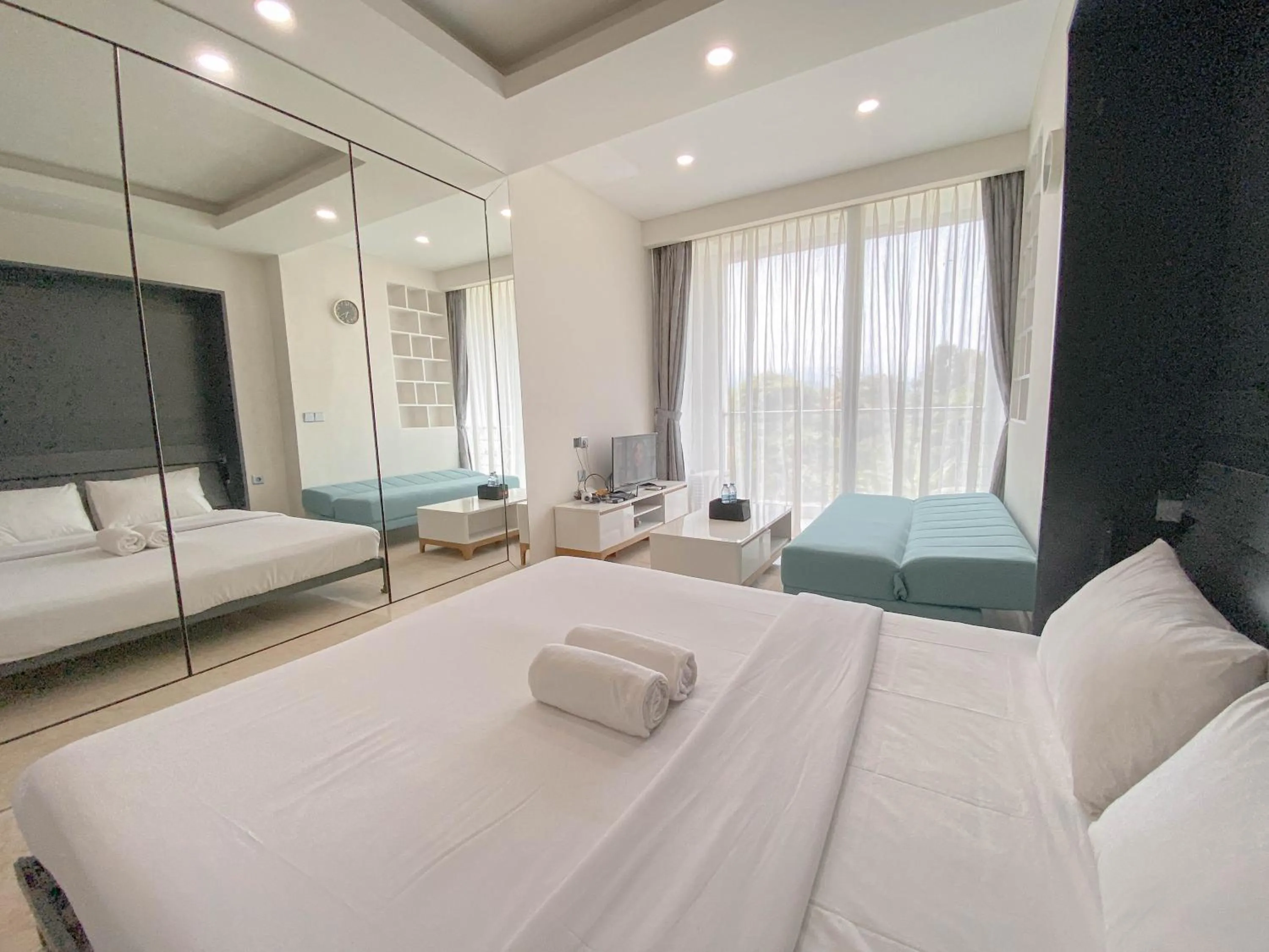 Luxurious Studio at Art Deco Apartment By Travelio