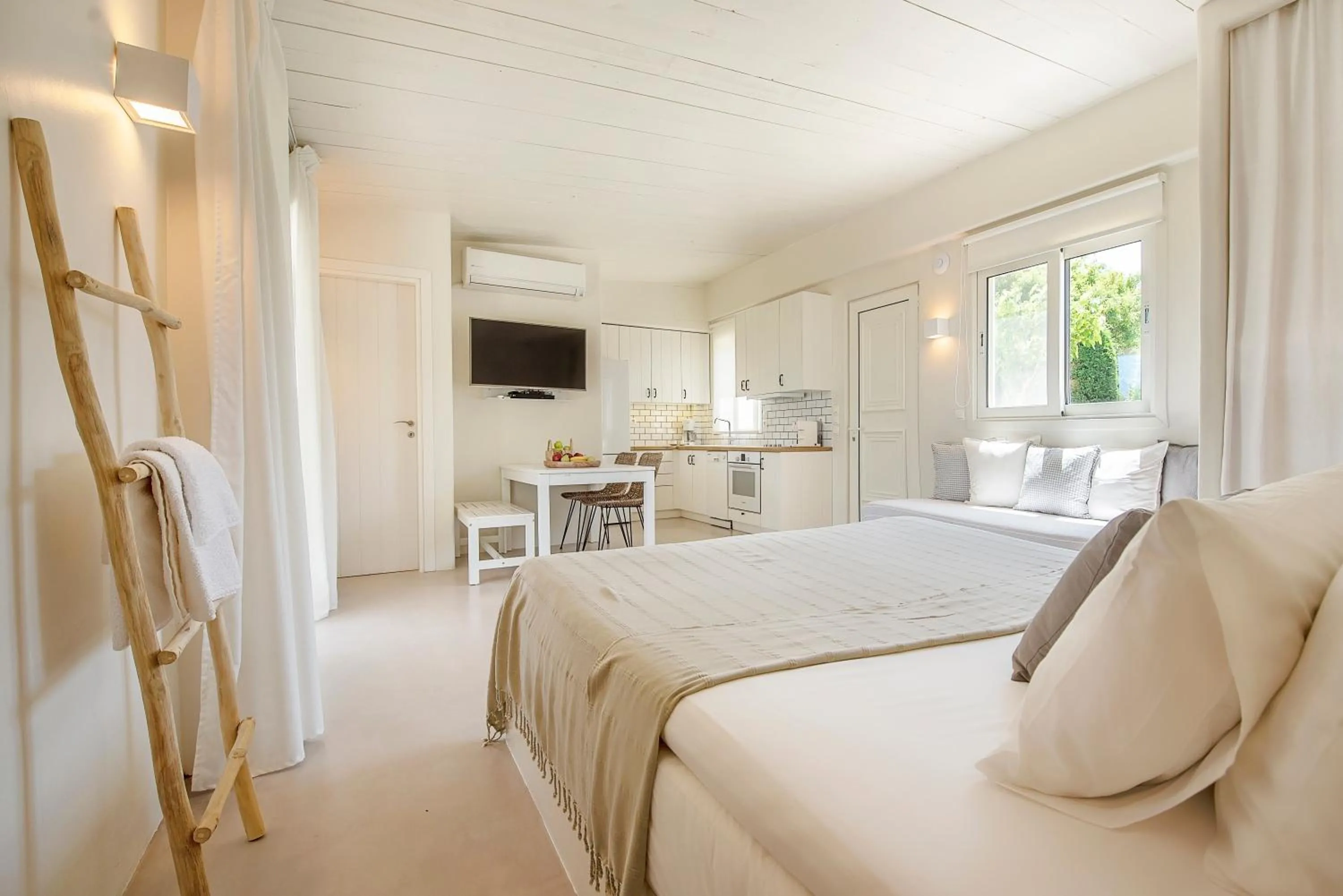 Living room, Bed in Ta Spitakia