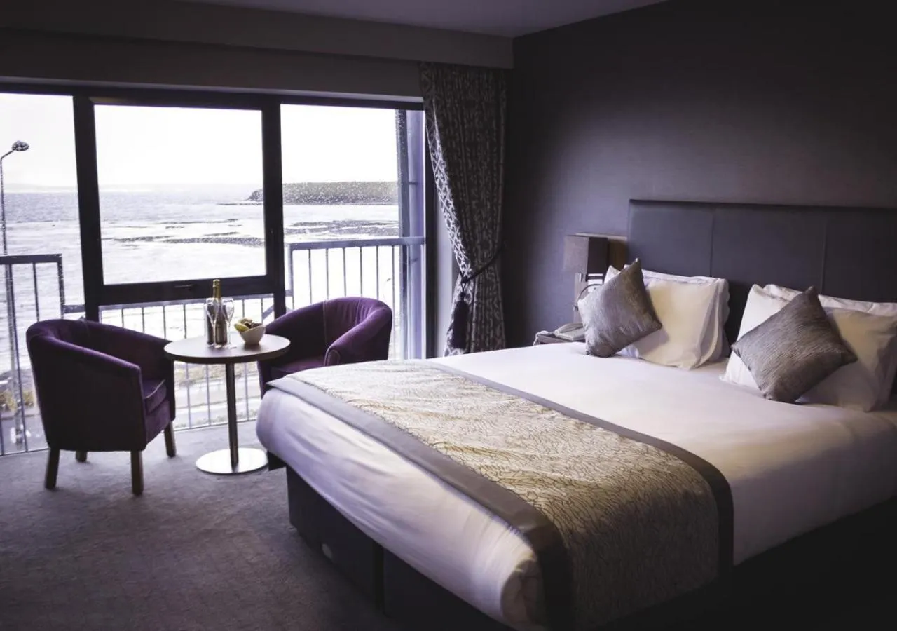 Bedroom, Bed in Allingham Arms Hotel