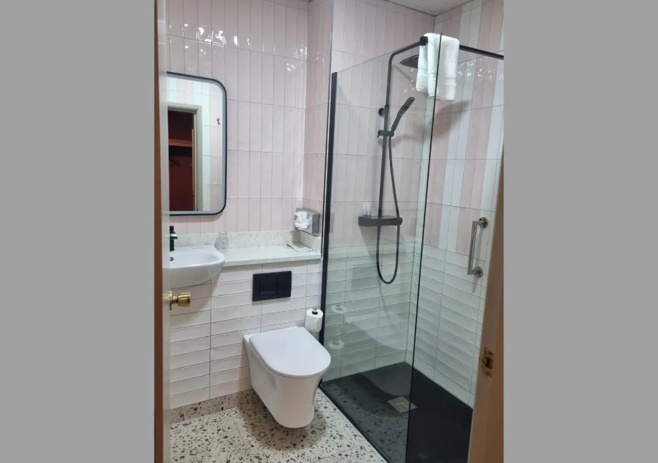 Shower in Allingham Arms Hotel