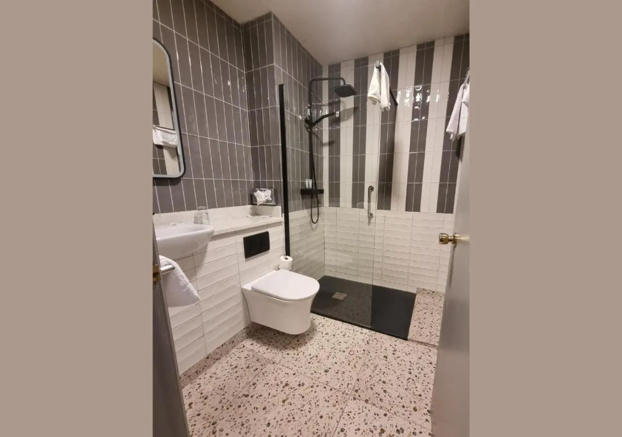 Shower in Allingham Arms Hotel