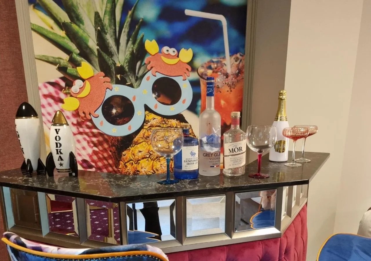 Drinks in Allingham Arms Hotel