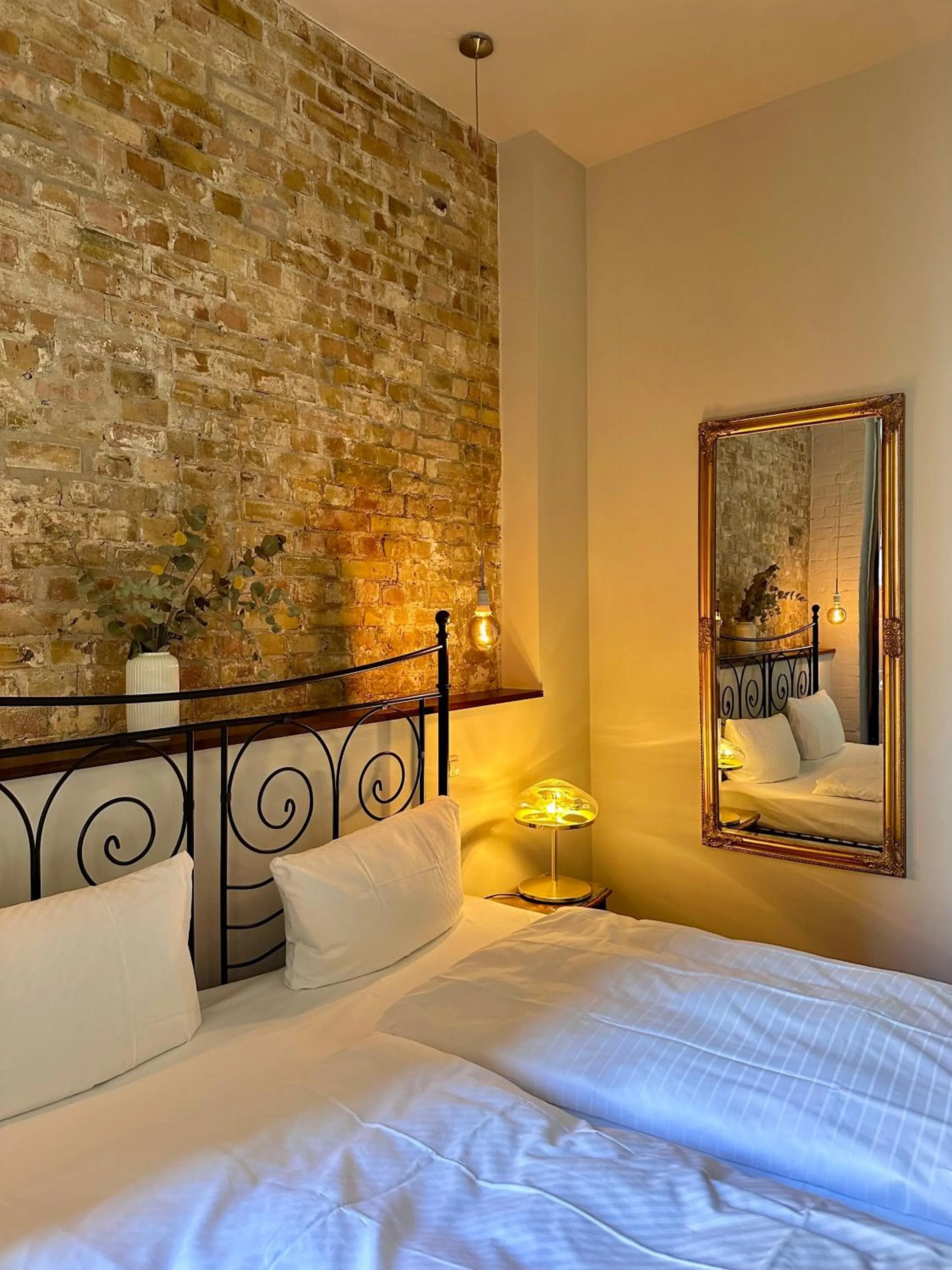 Photo of the whole room, Bed in cinderella.kreuzberg