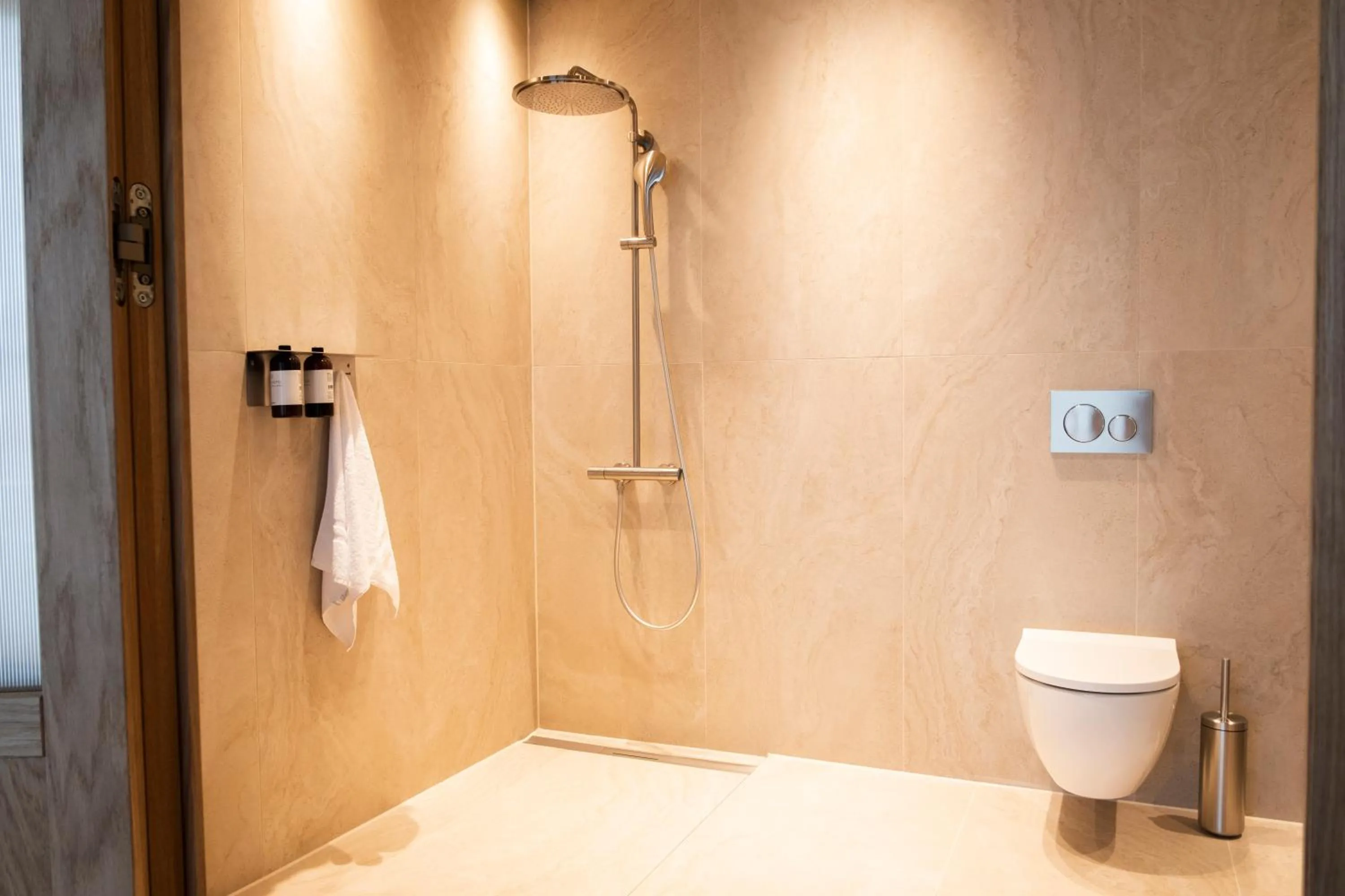 Shower in Das Kaya Hotel Stuttgart Airport Messe