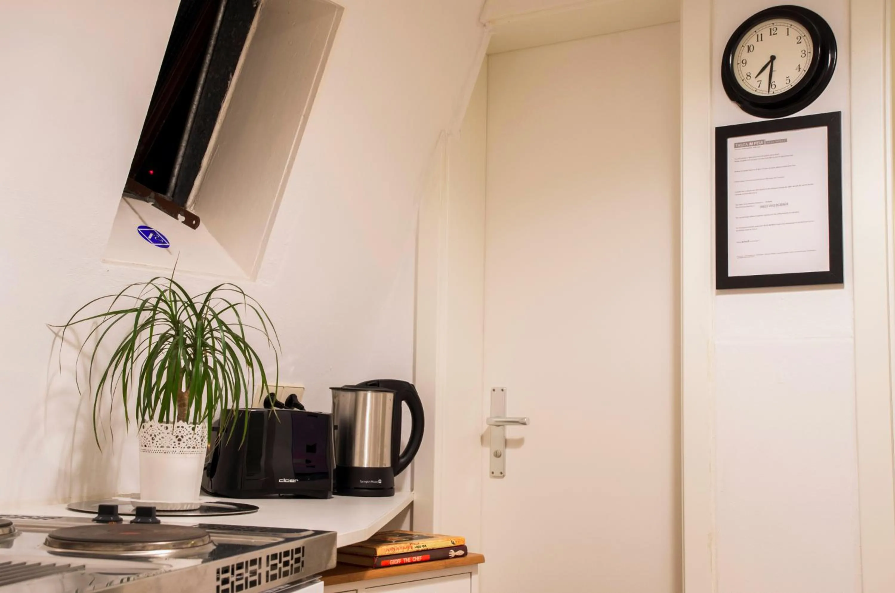 Kitchen or kitchenette in Tasca im Feui Apartments