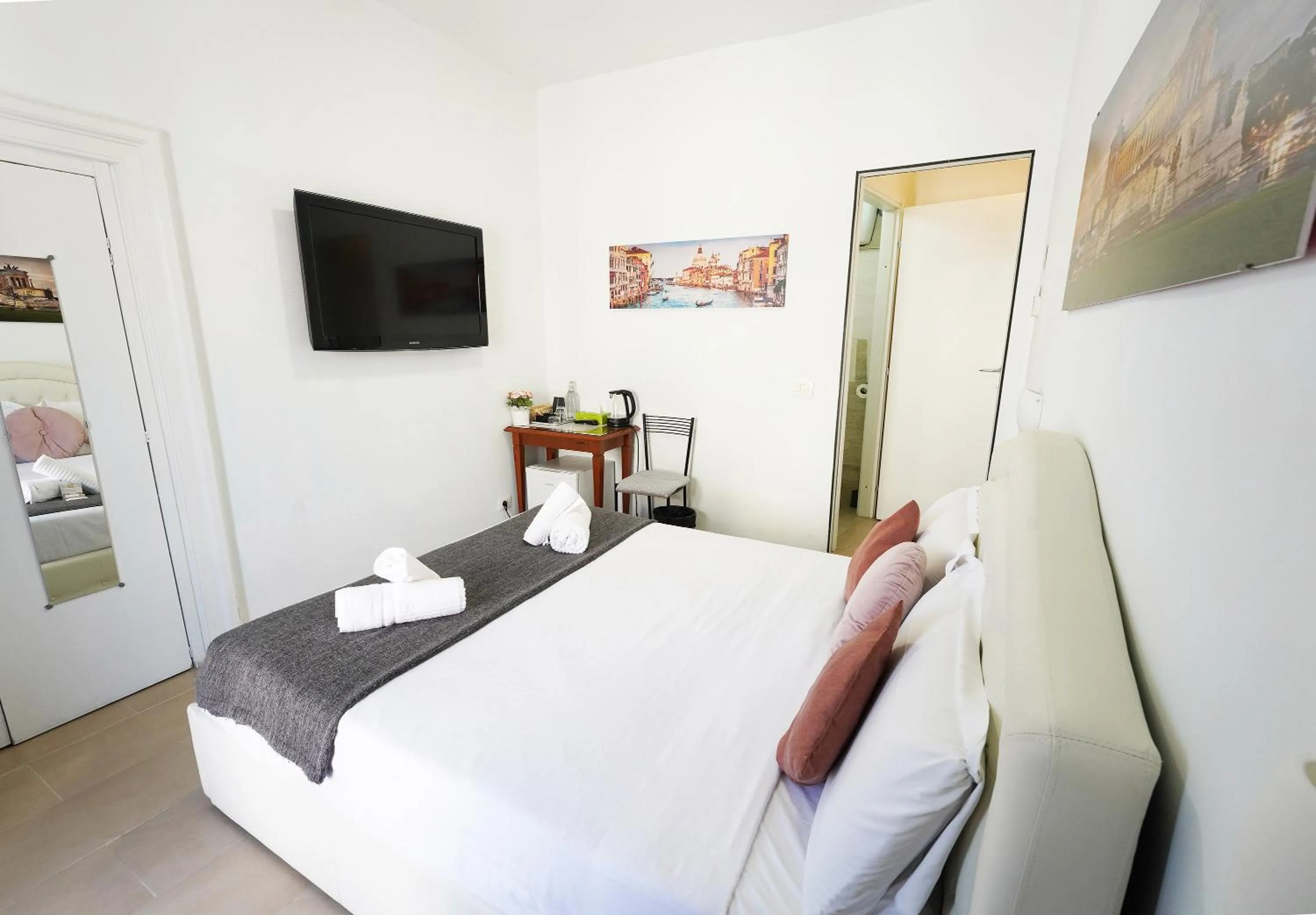 Bedroom, Bed in Key Rome Center